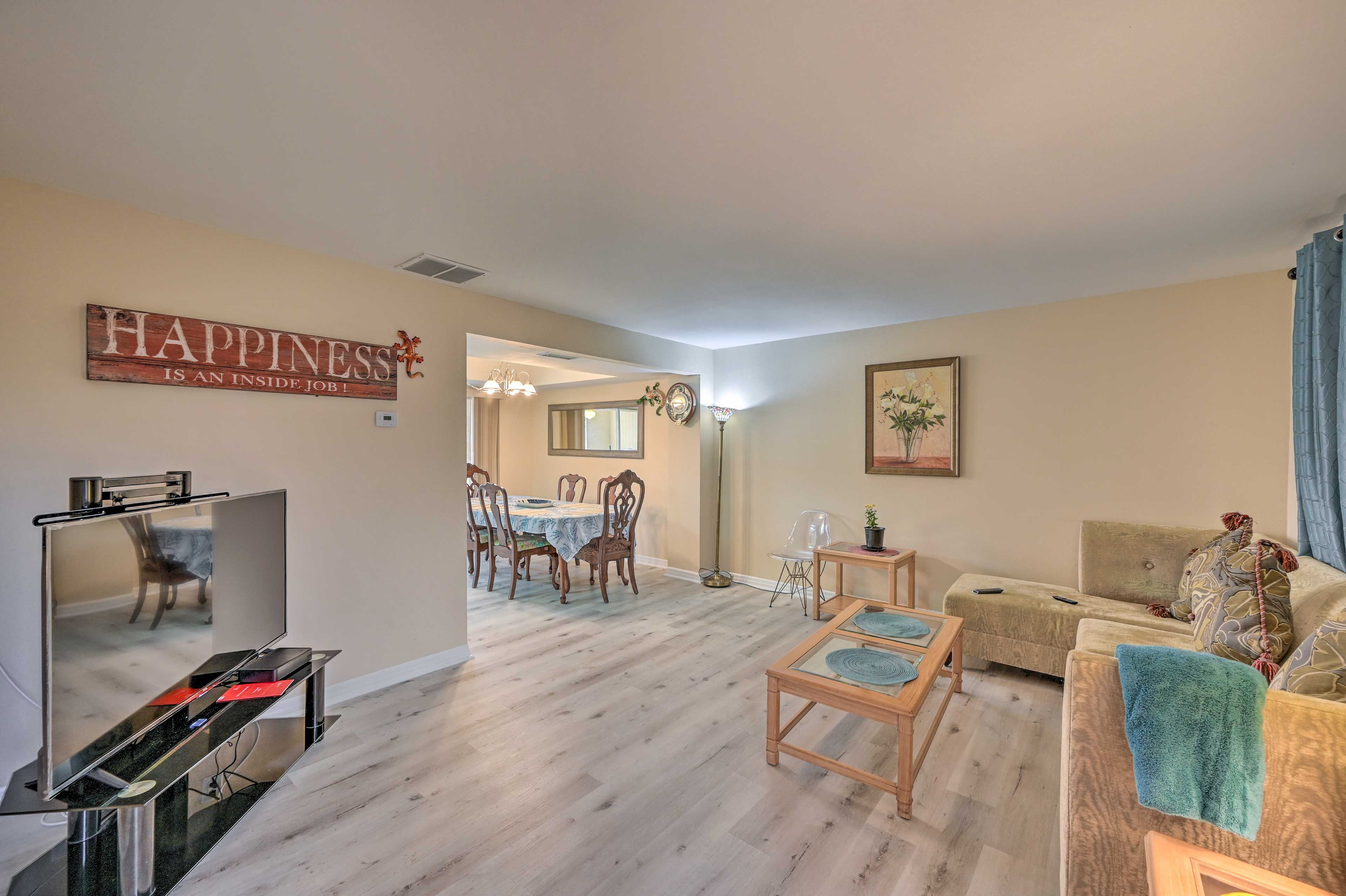 Living Room | Access to Dining Room