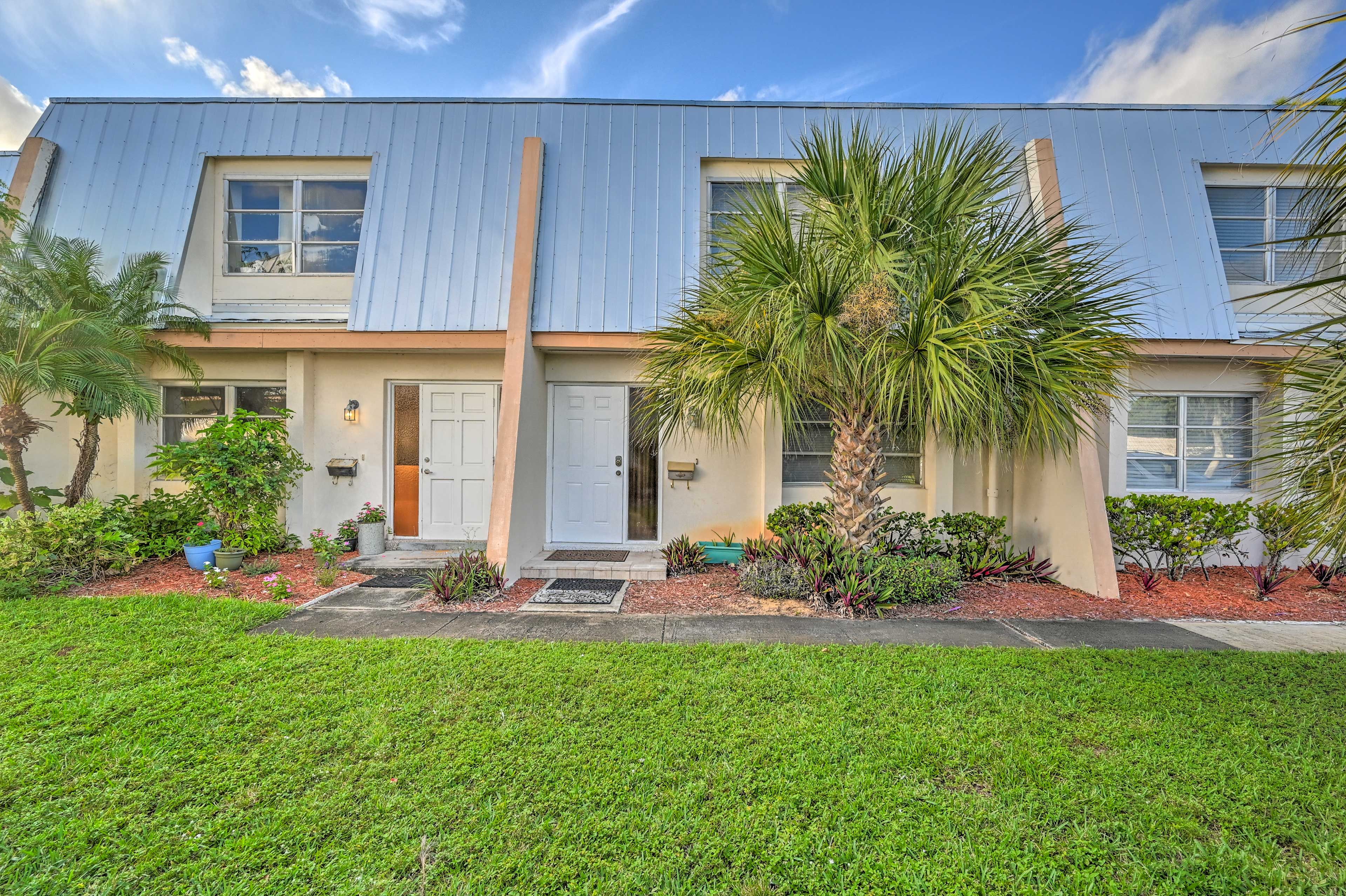 Exterior | Keyless Entry | Community Parking Lot (1 Vehicle)