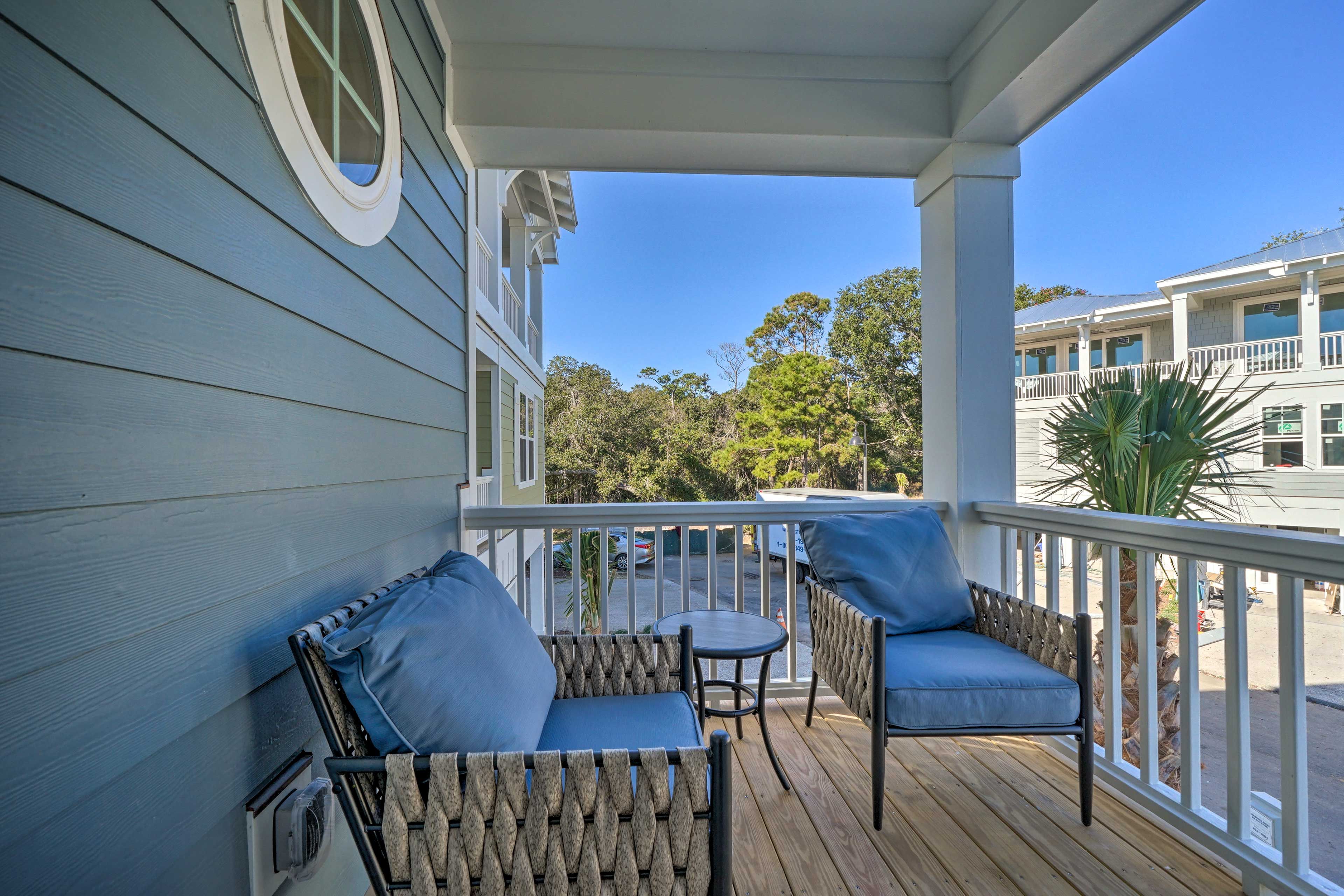 Balcony w/ Seating