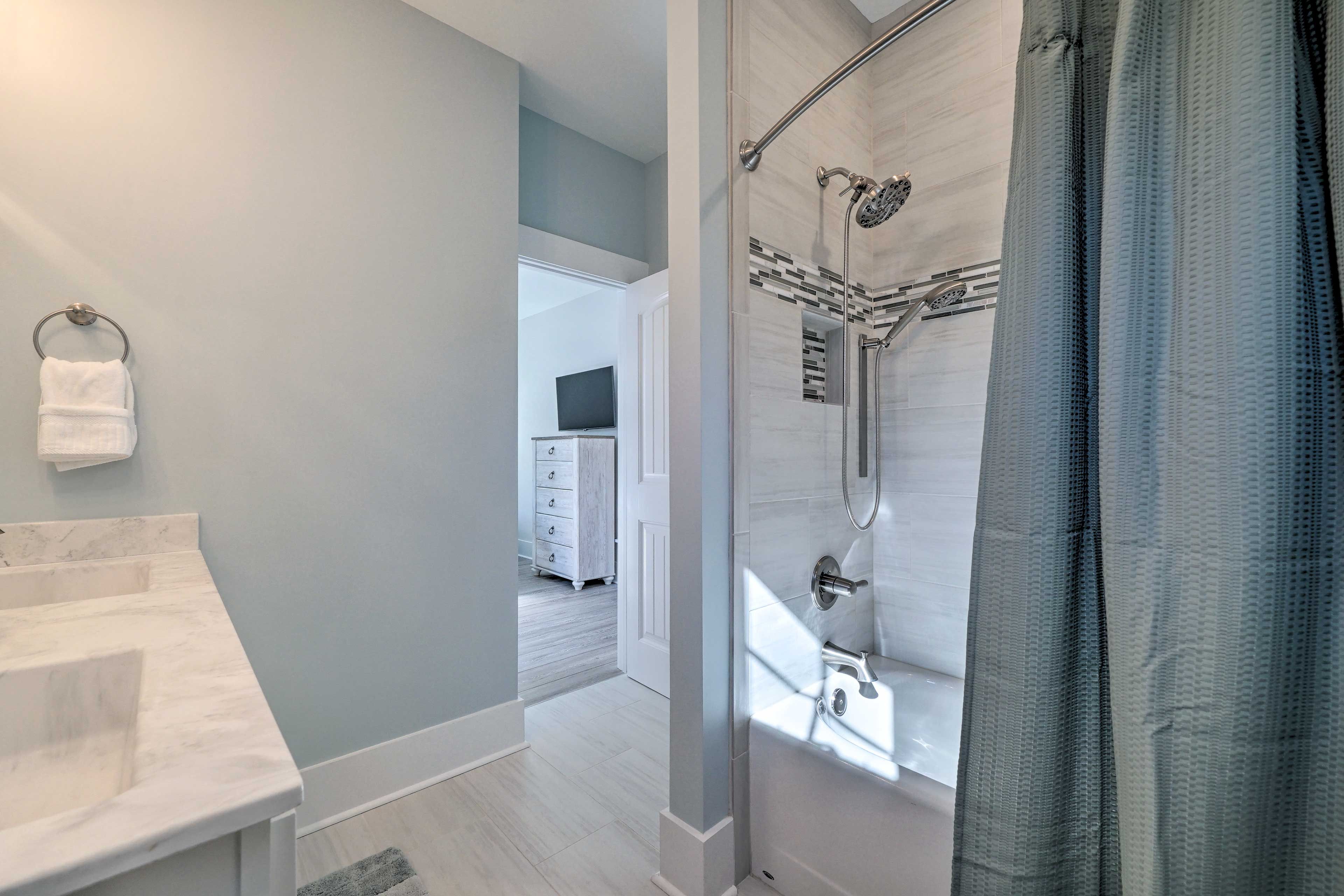 Full Bathroom | Shower/Tub Combo