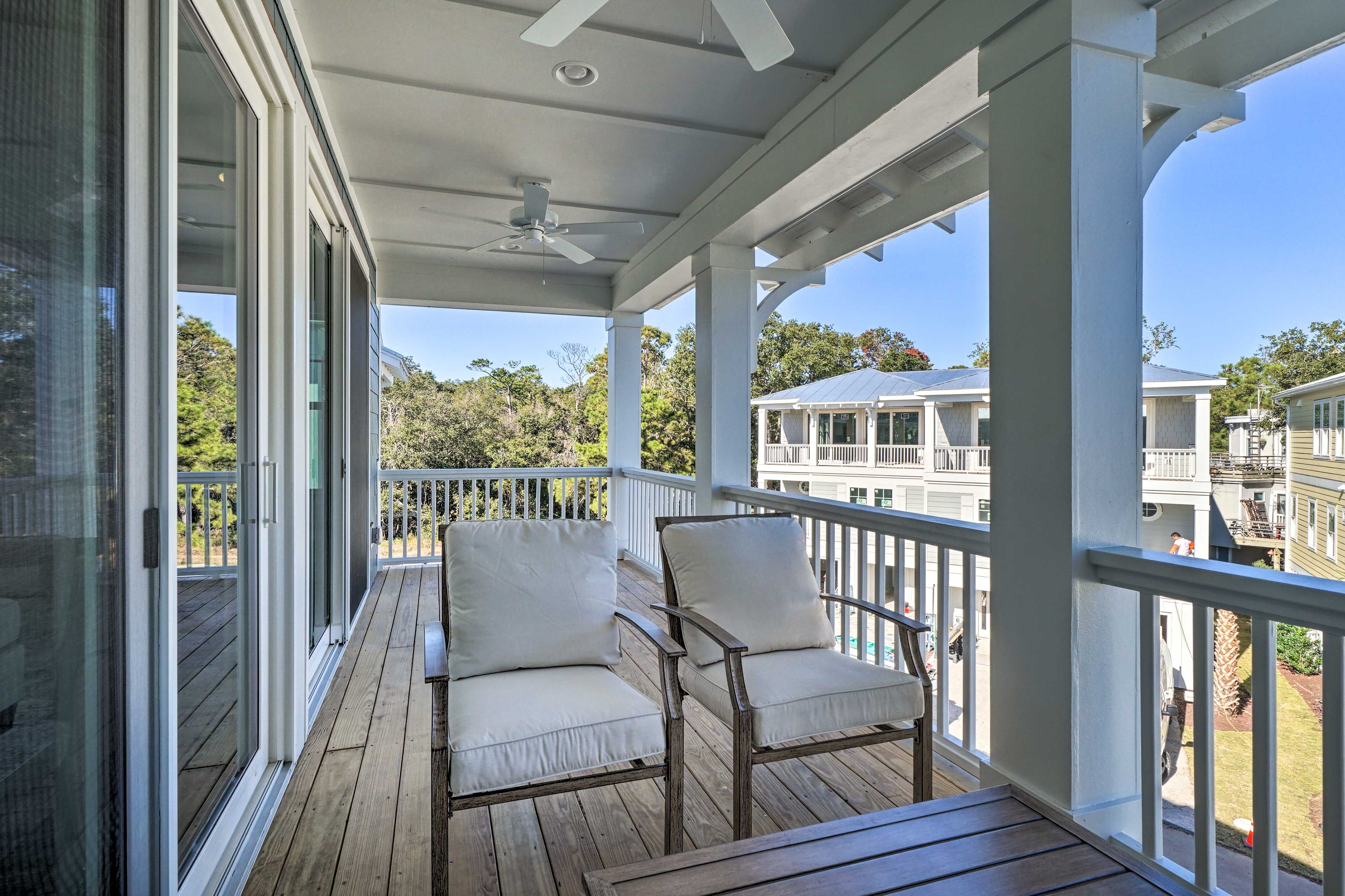 Balcony w/ Seating