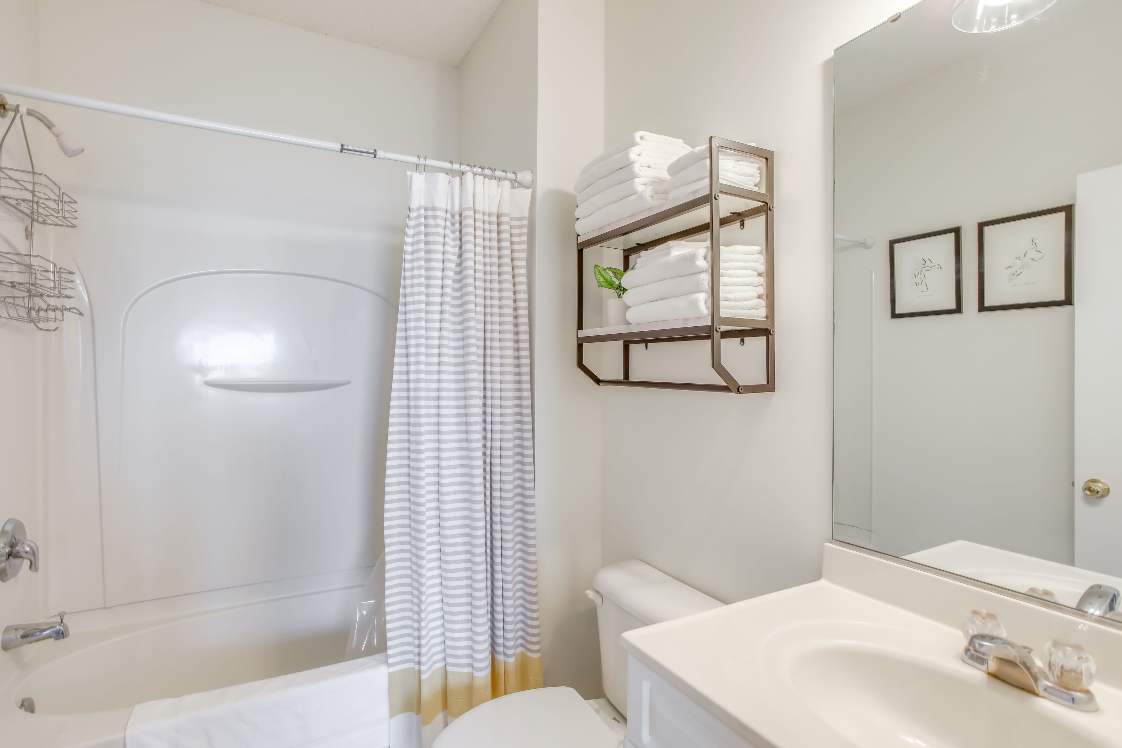 Full Bathroom | Towels Provided