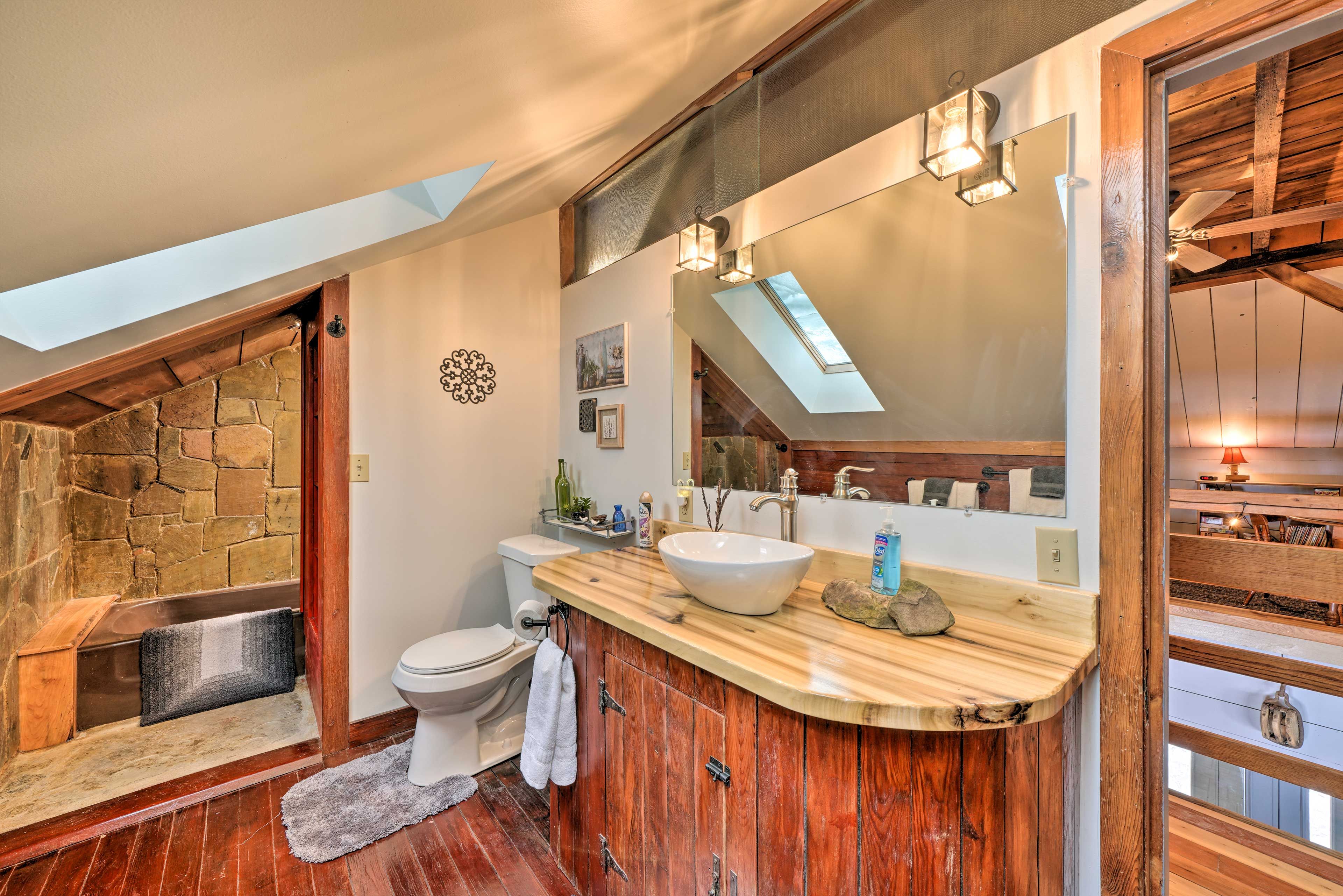 Bathroom | 2nd Floor | Towels Provided