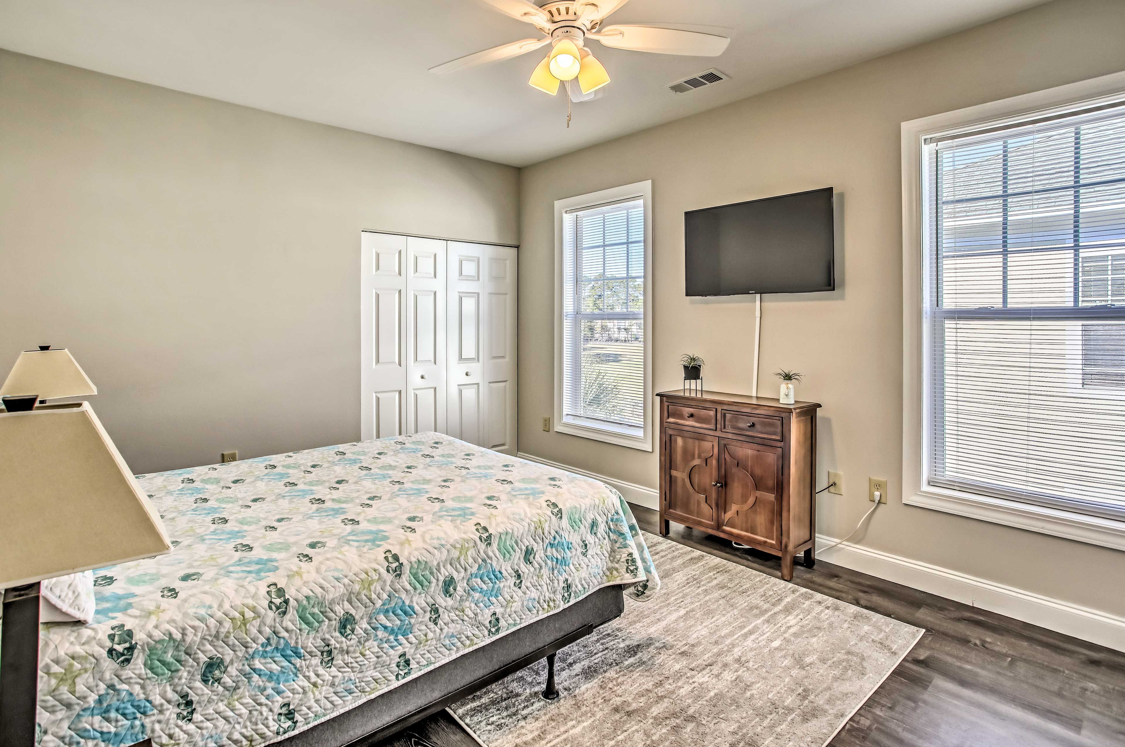 Bedroom 2 | Smart TV | Queen Bed