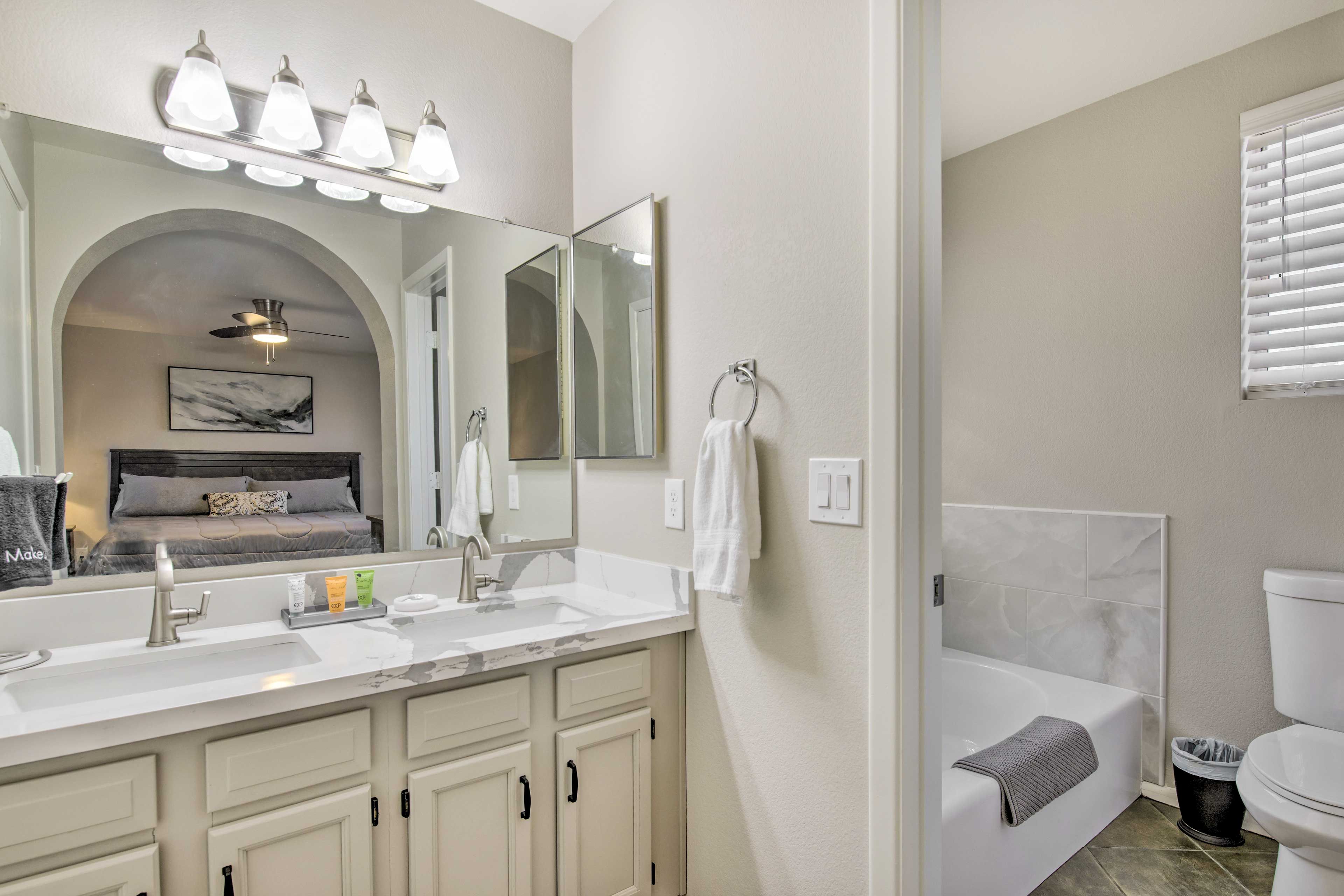 En-Suite Bathroom | Towels Provided | Complimentary Toiletries