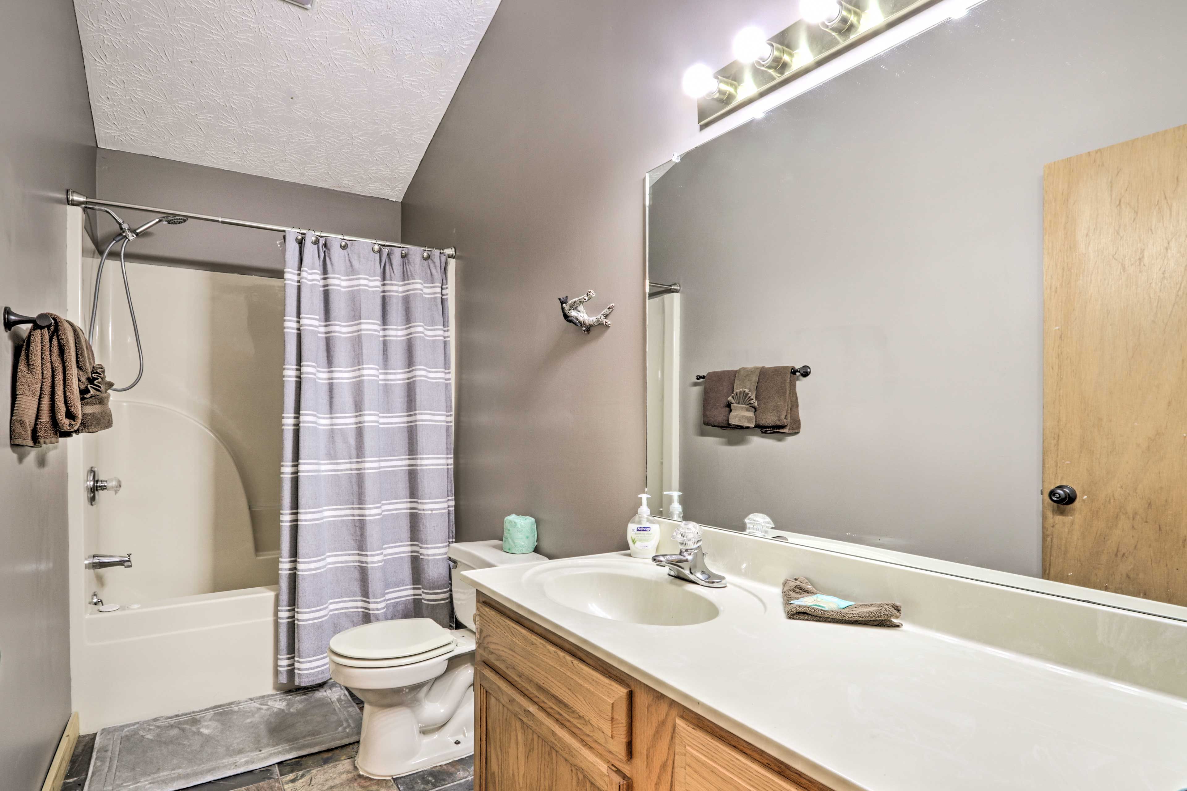 En-Suite Bathroom | Shower/Tub Combo | Complimentary Toiletries