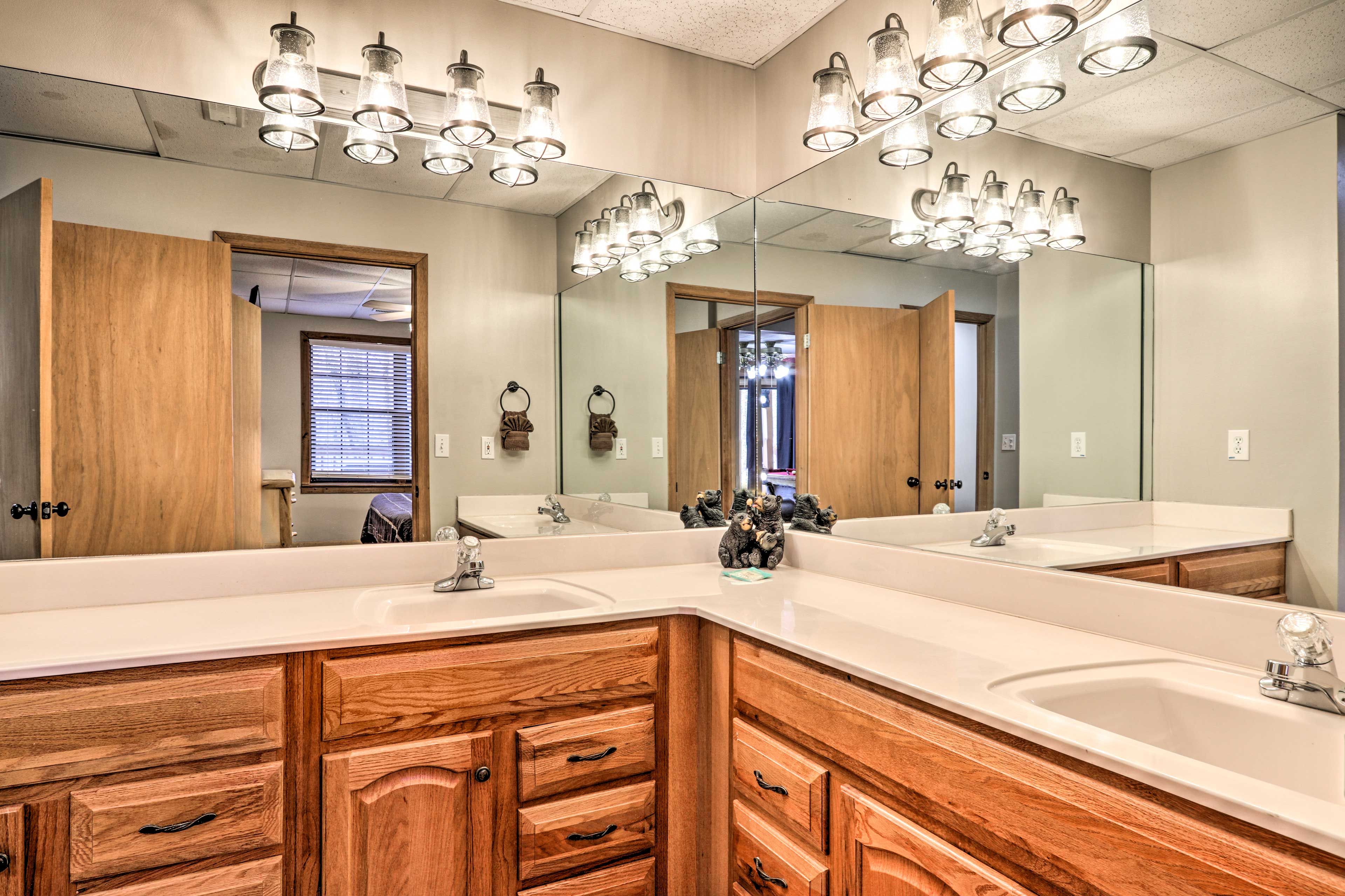 Full Bathroom | Jack & Jill Sinks
