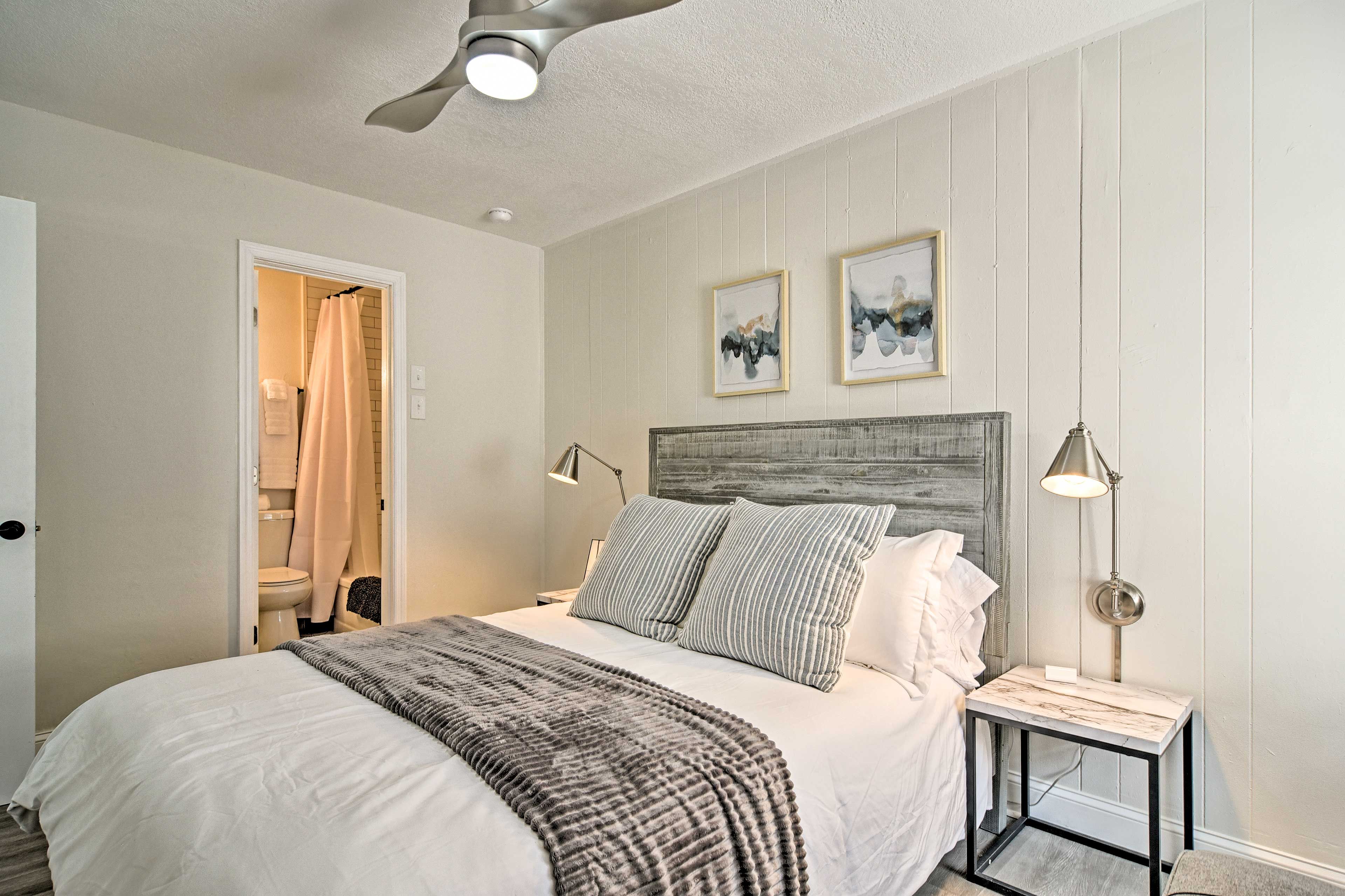 Bedroom | Queen Bed | Linens Provided