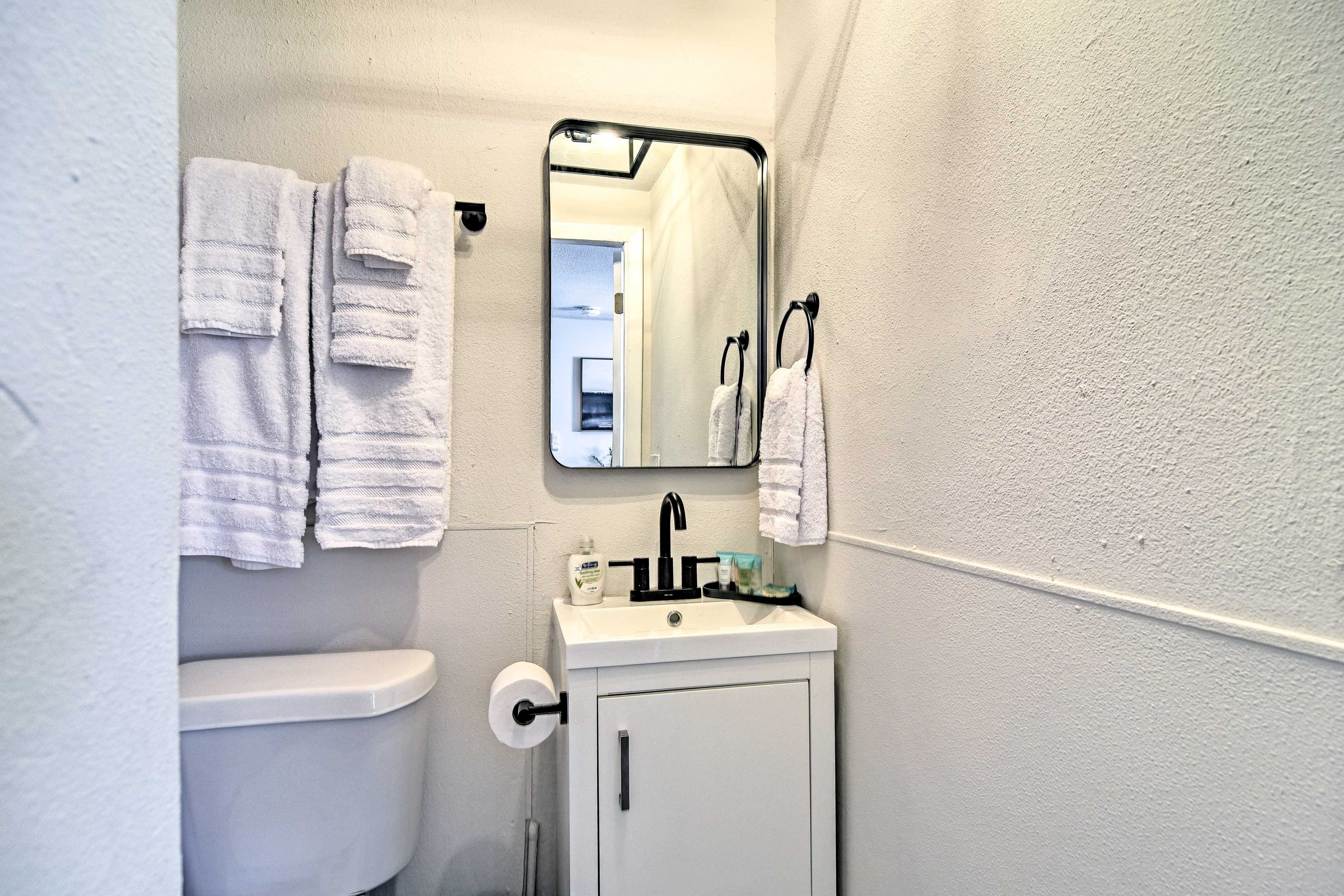 Full Bathroom | Towels Provided
