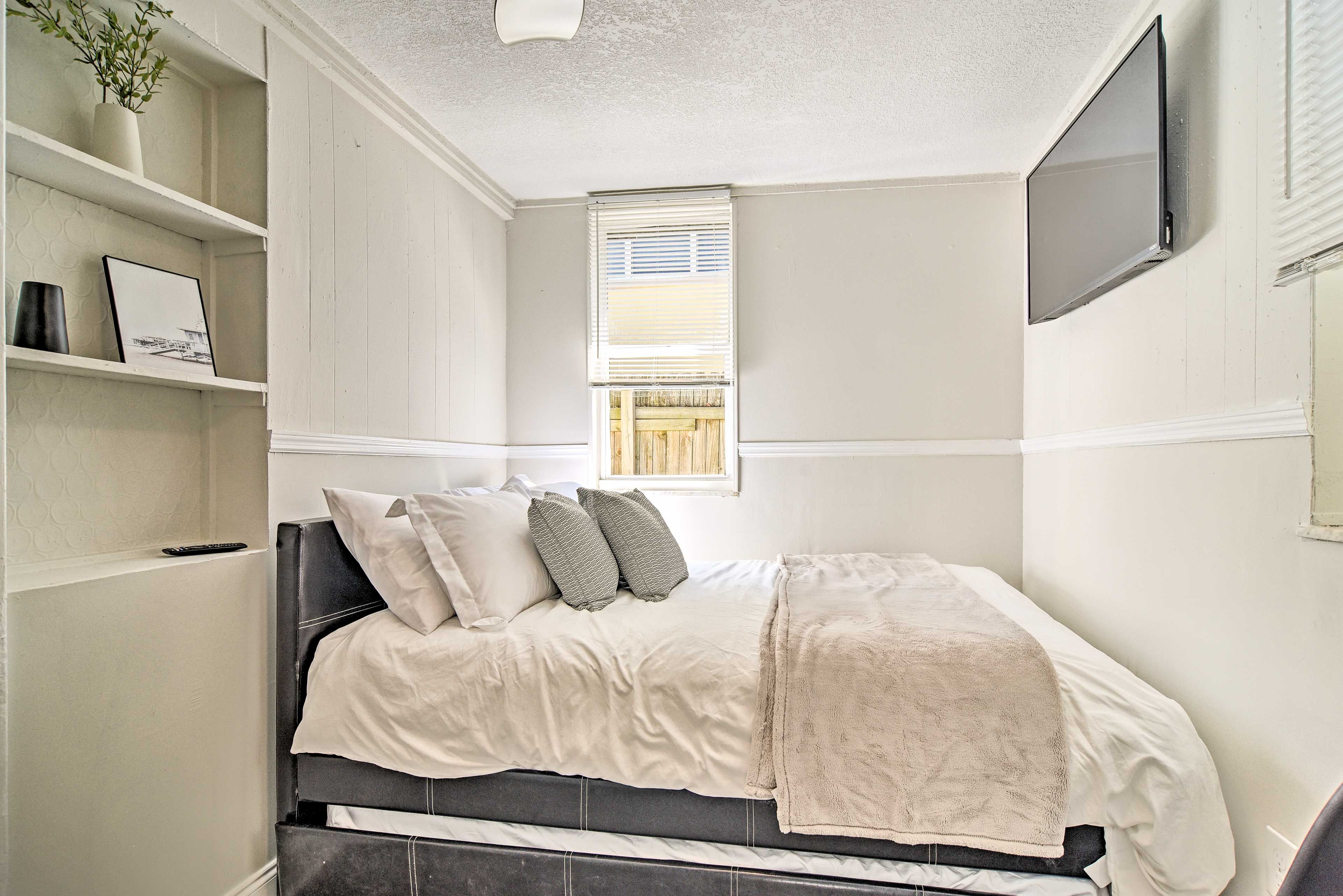 Bedroom 1 | Queen Bed w/ Queen Trundle | Smart TV | Linens Provided