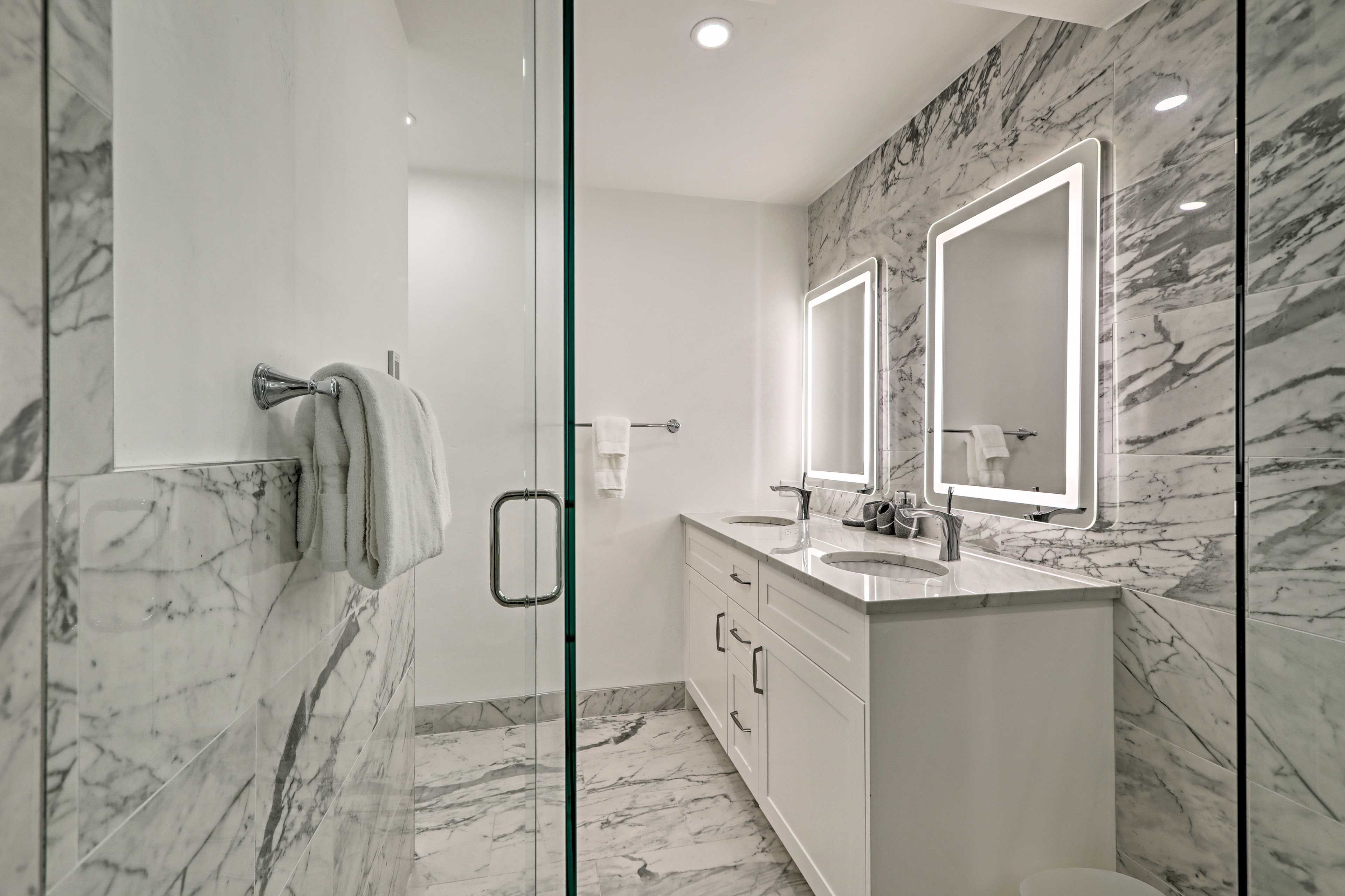 Full Bathroom | Towels Provided | Walk-in Shower