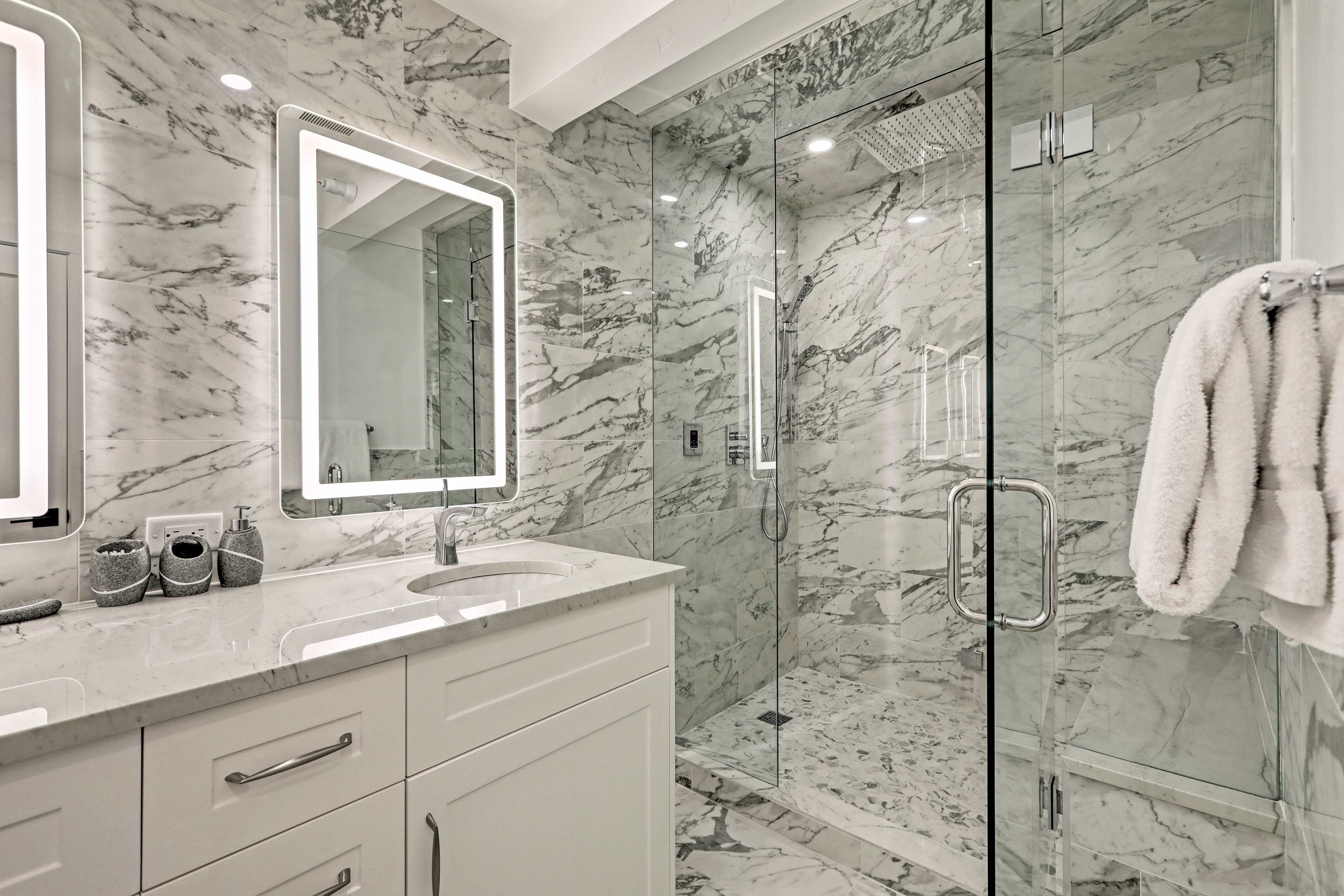Full Bathroom | Complimentary Toiletries
