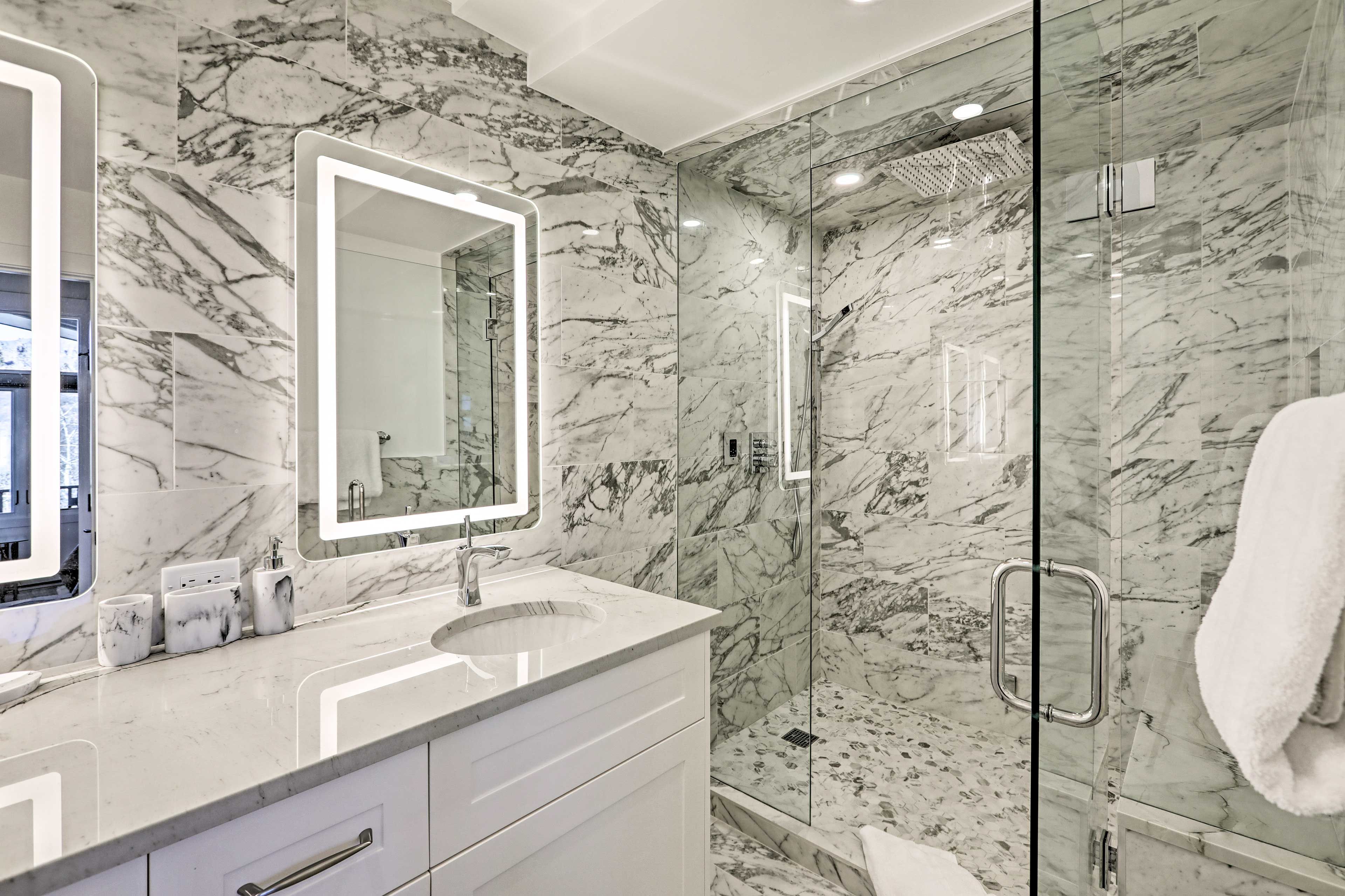 Full Bathroom | Walk-In Shower | Towels Provided