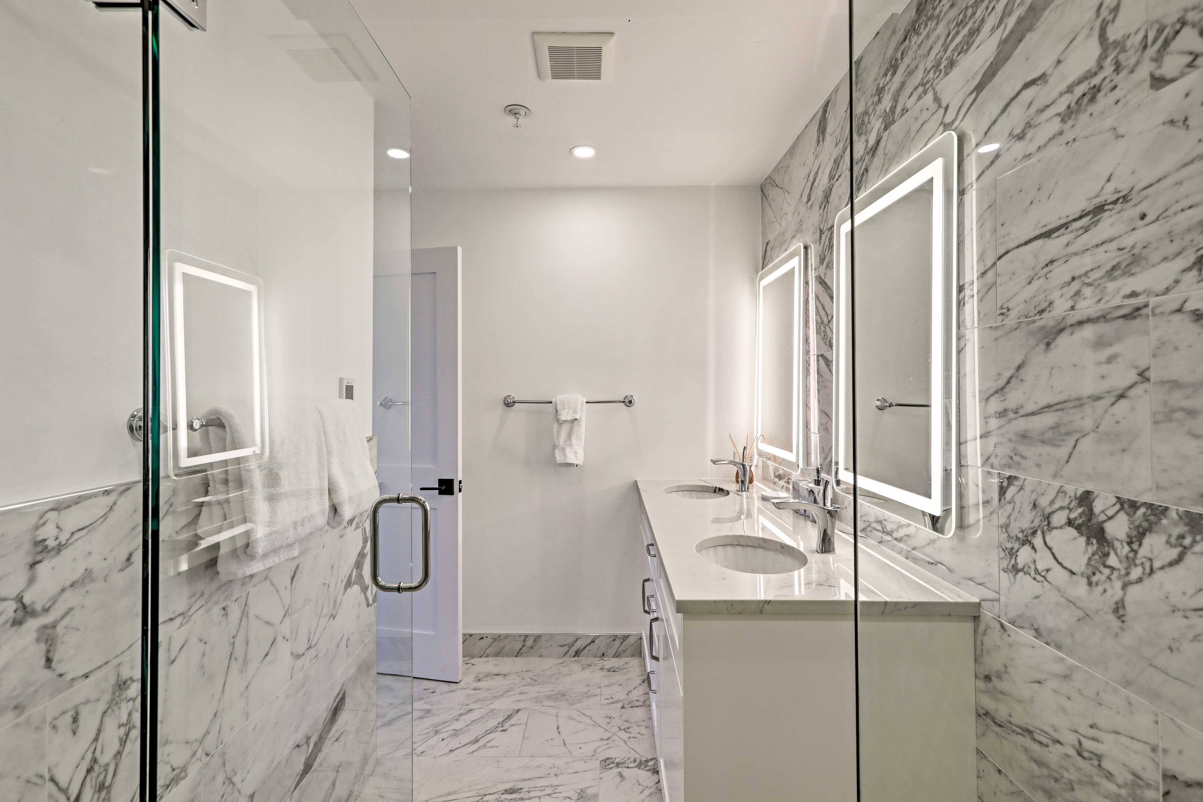 Full Bathroom | Complimentary Toiletries