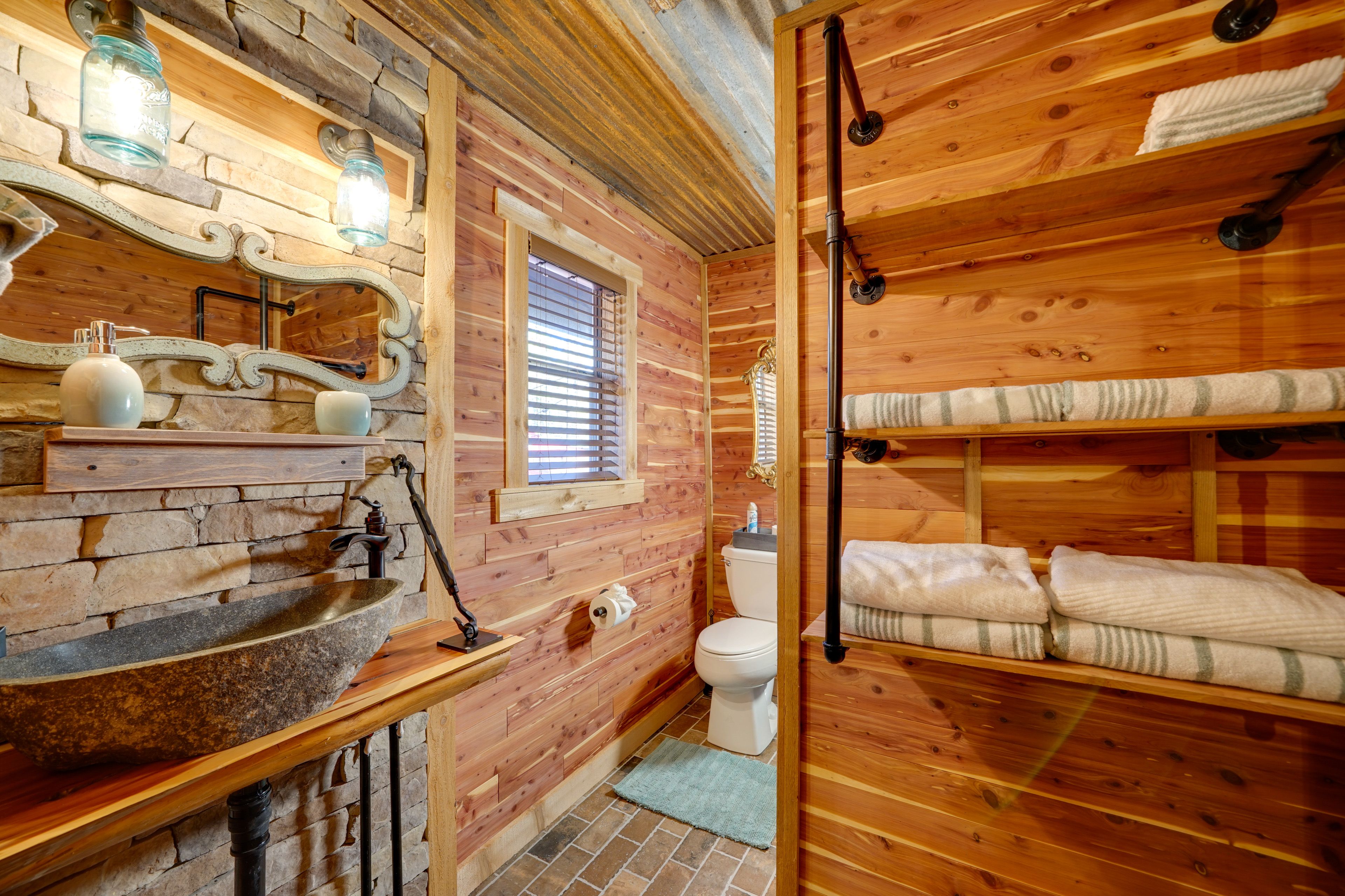 Full Bathroom | Towels Provided