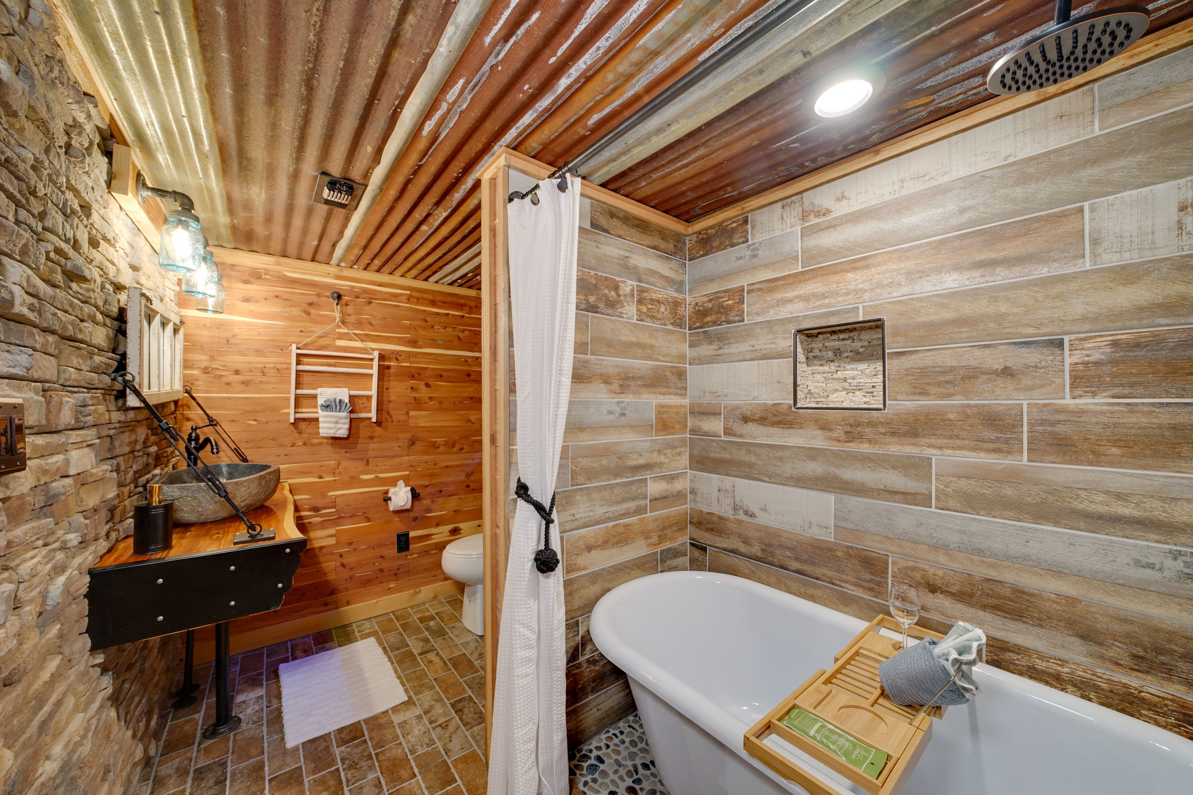 Full Bathroom | Complimentary Toiletries