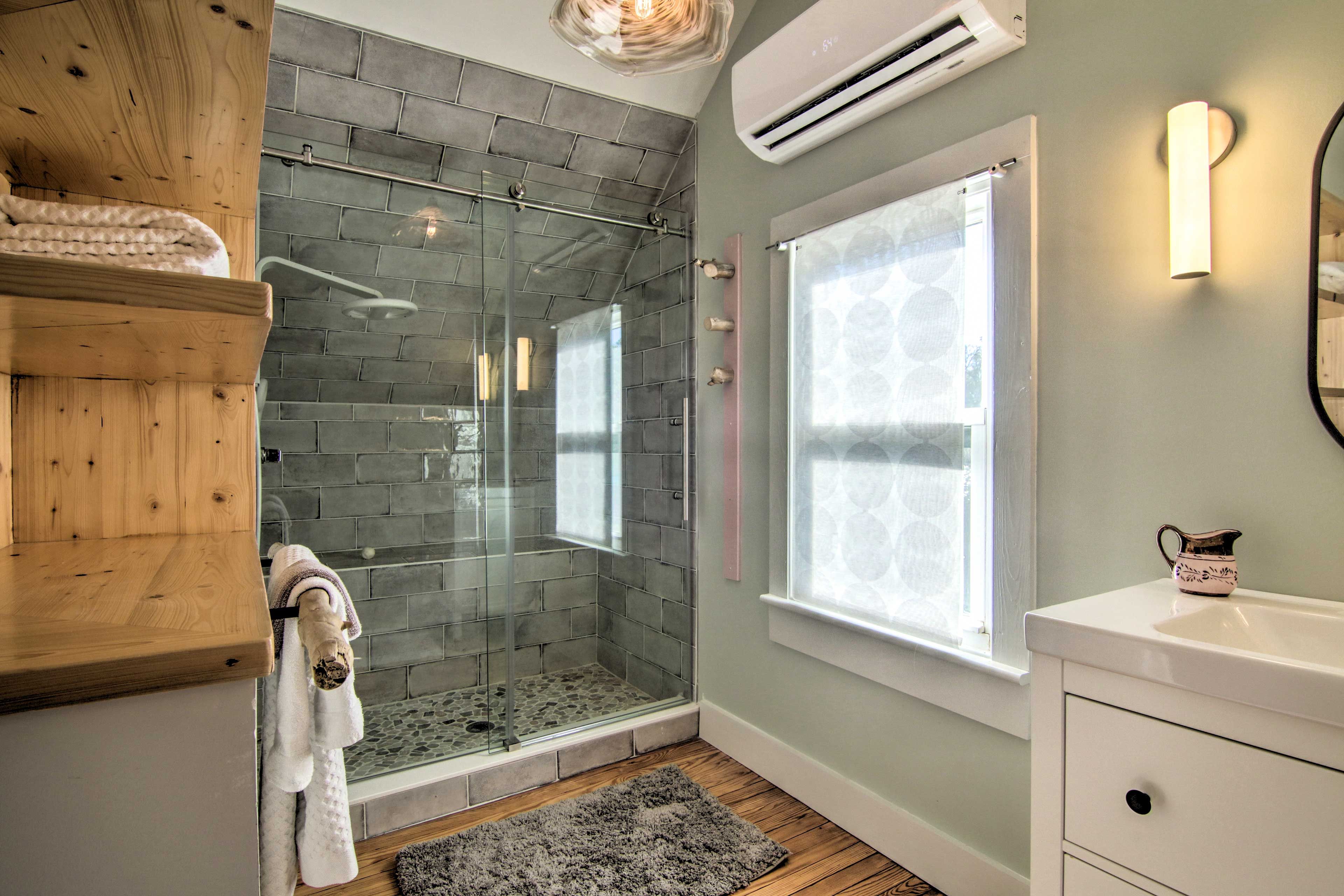 Bathroom | 2nd Floor | Linens & Towels Provided