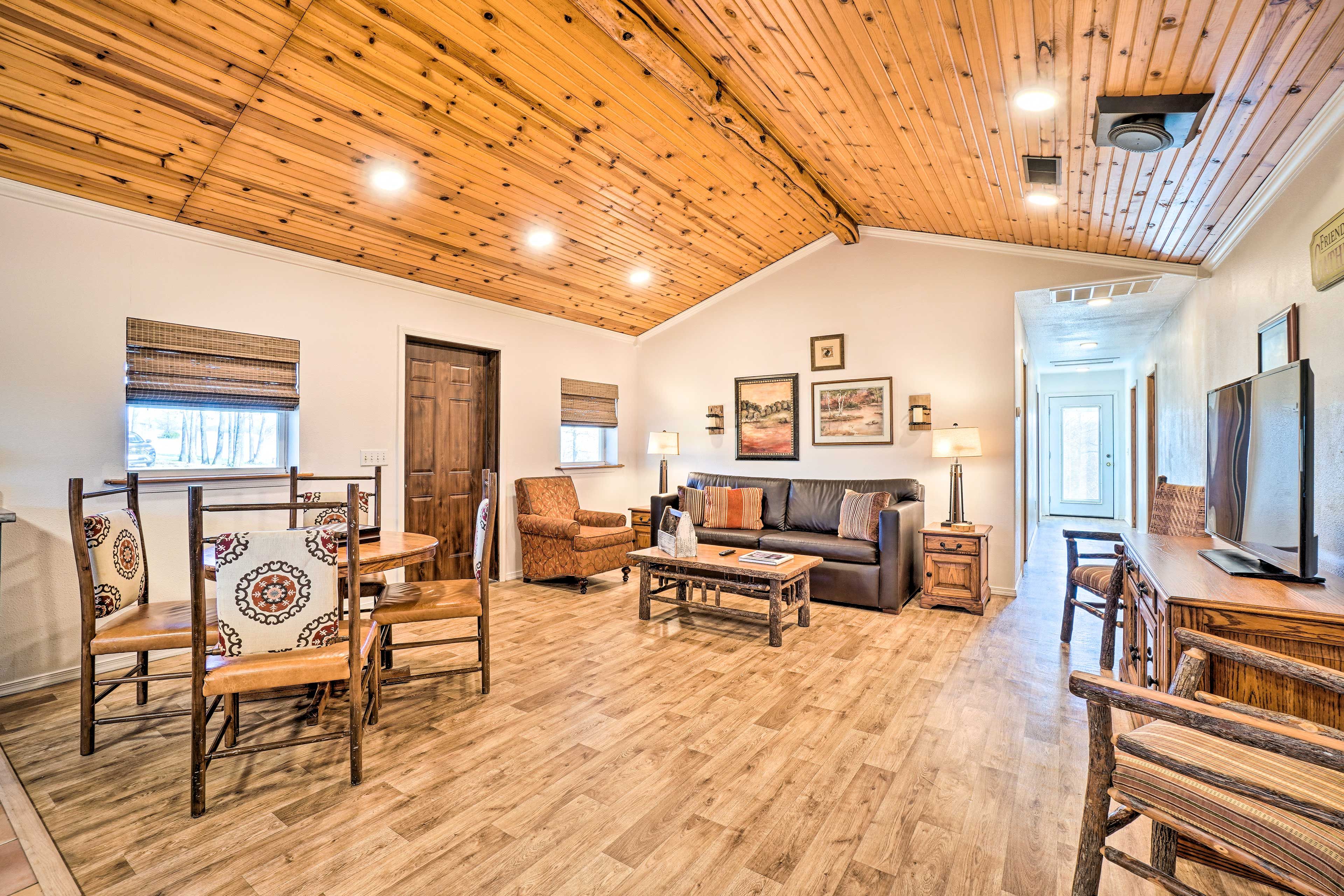 Living Room | Sleeper Sofa | Free WiFi