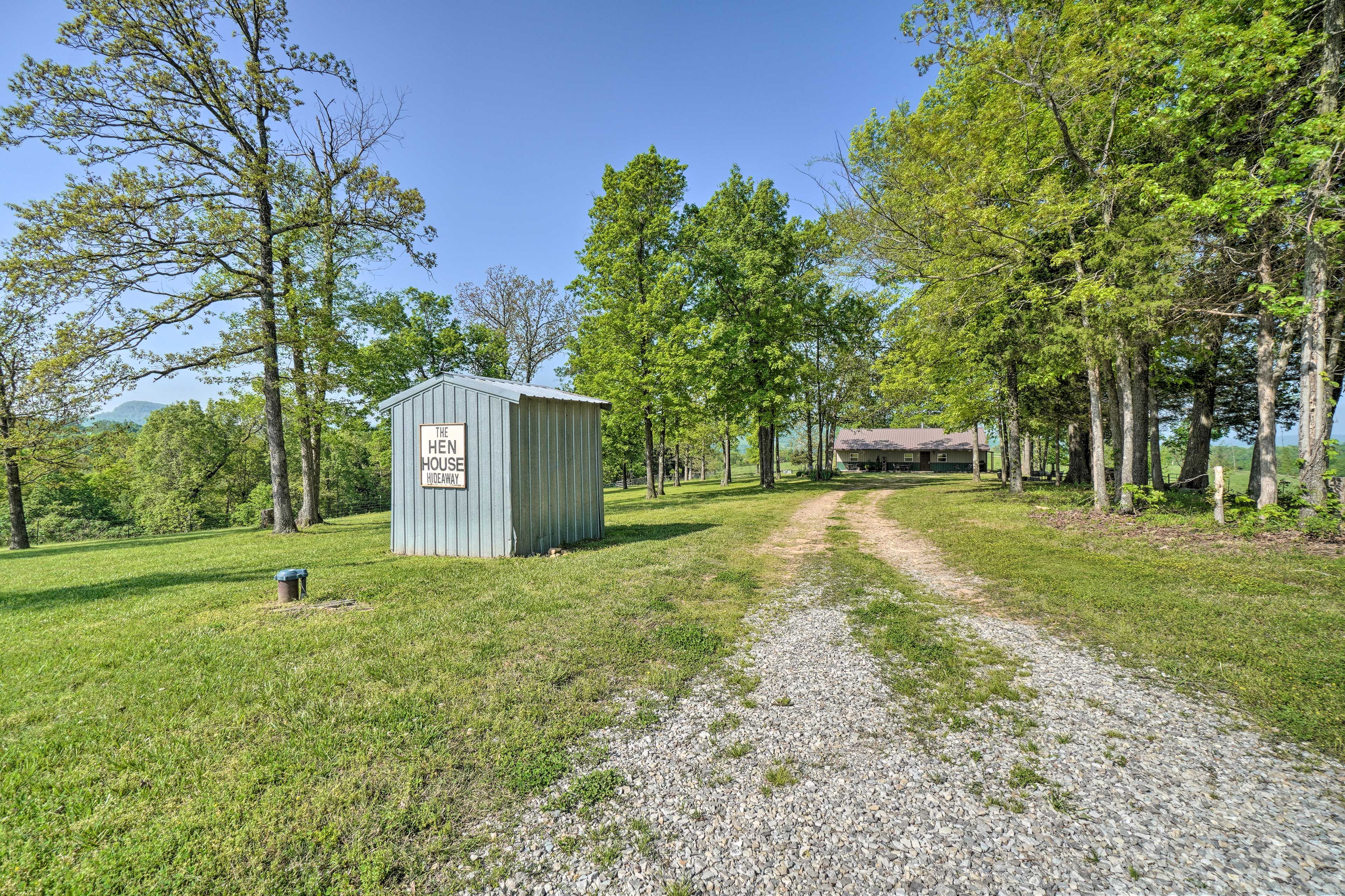 Driveway (5 vehicles) | RV/trailer parking available