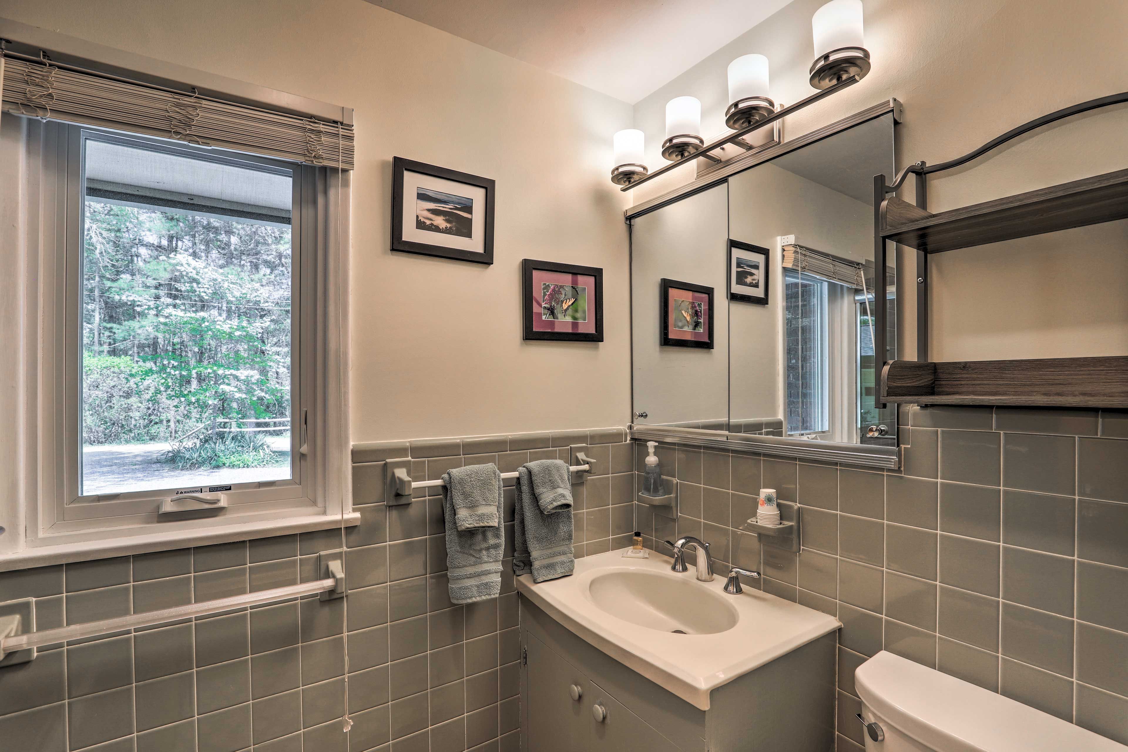 Full Bathroom | Towels Provided