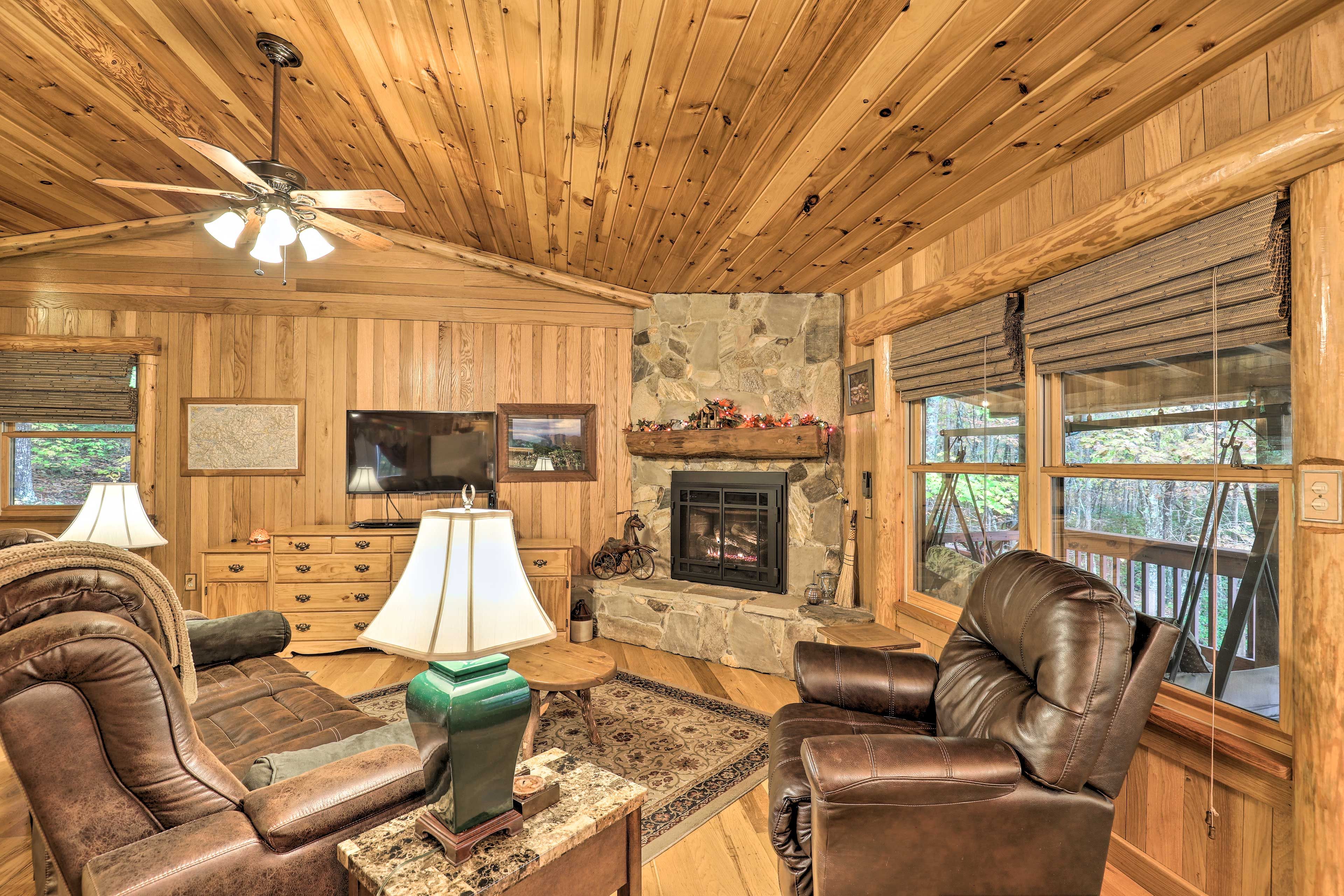 Living Room | Smart TV | Fireplace