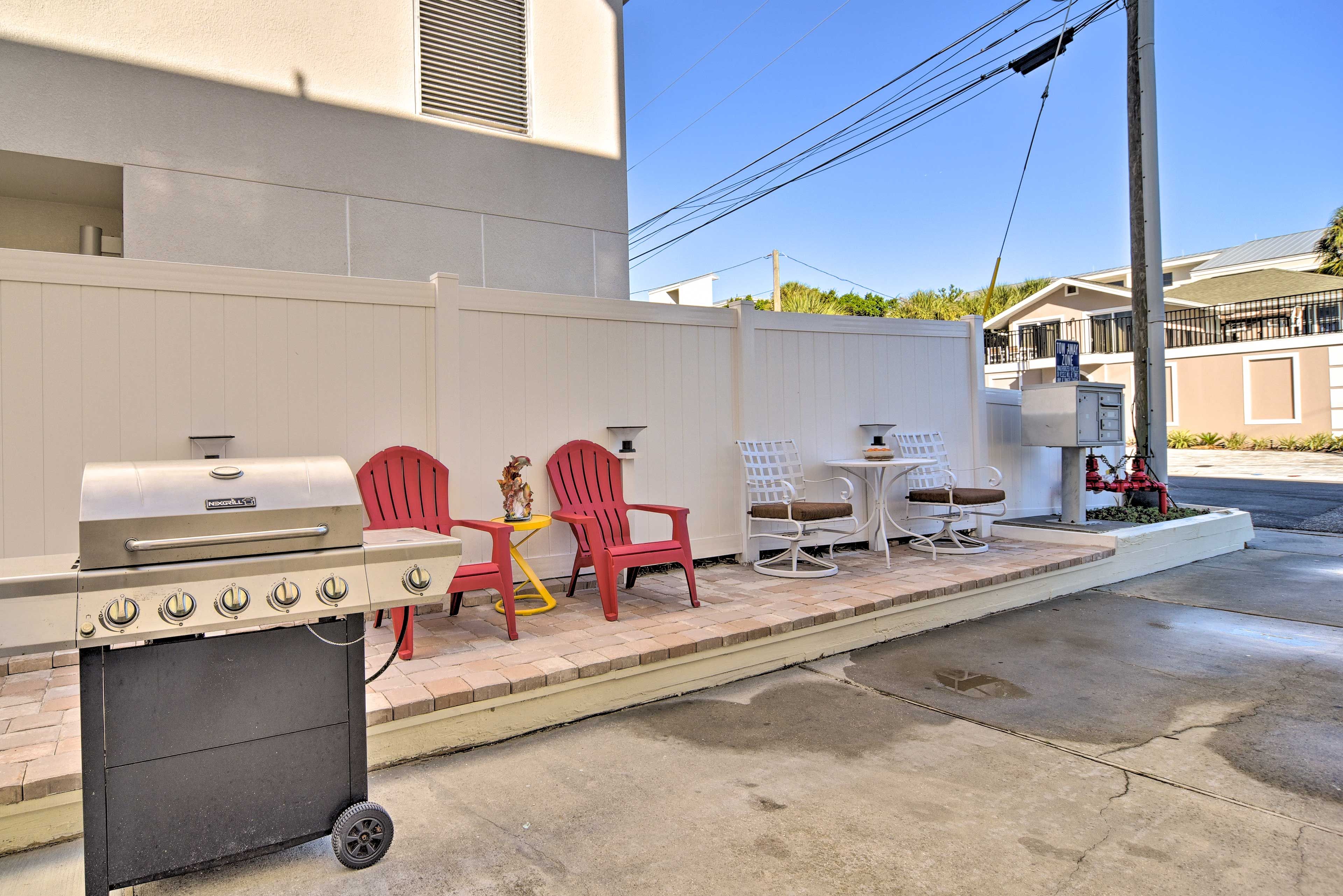 Community Grilling Area | Front of Building
