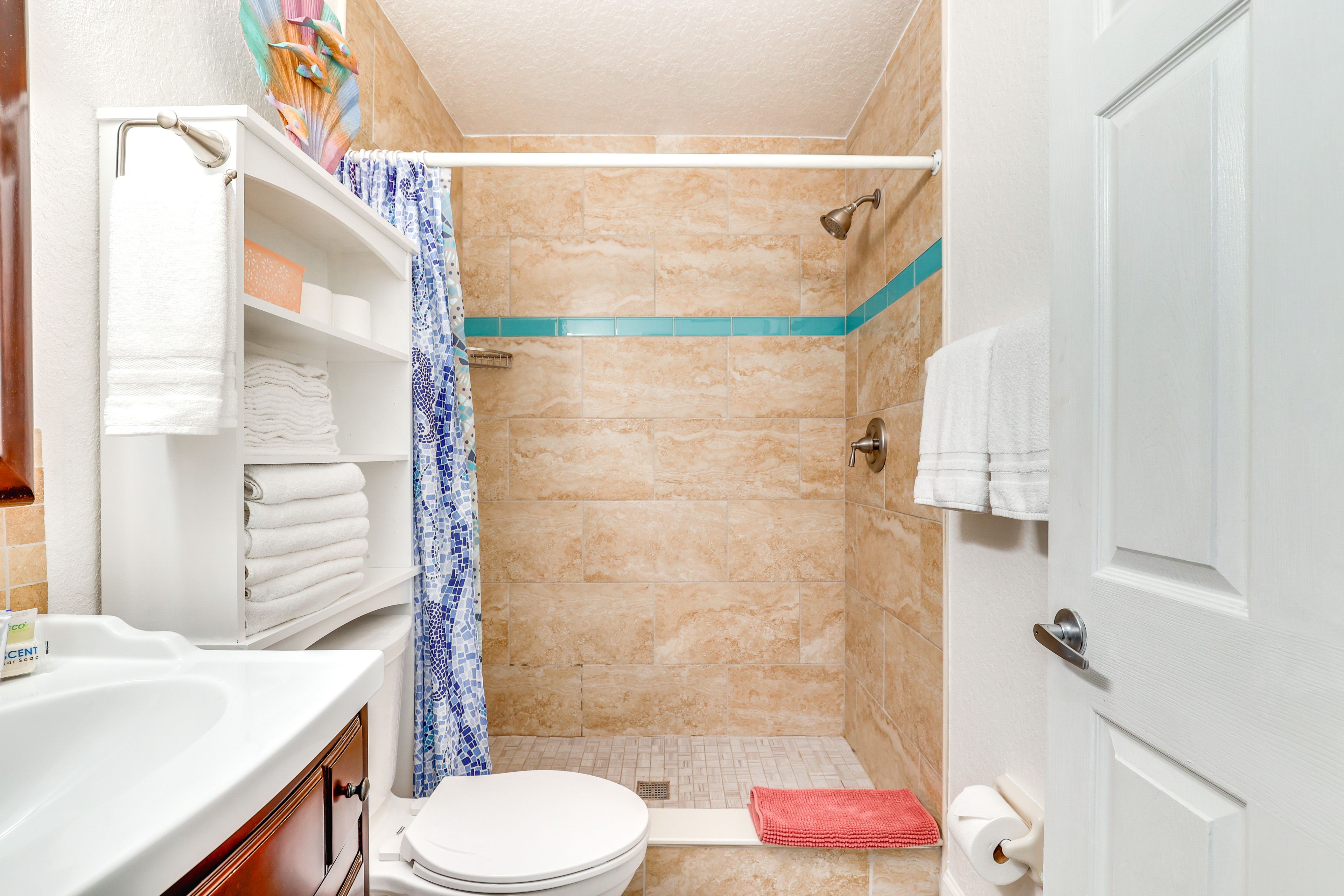 Full Bathroom | Beach Towels Provided