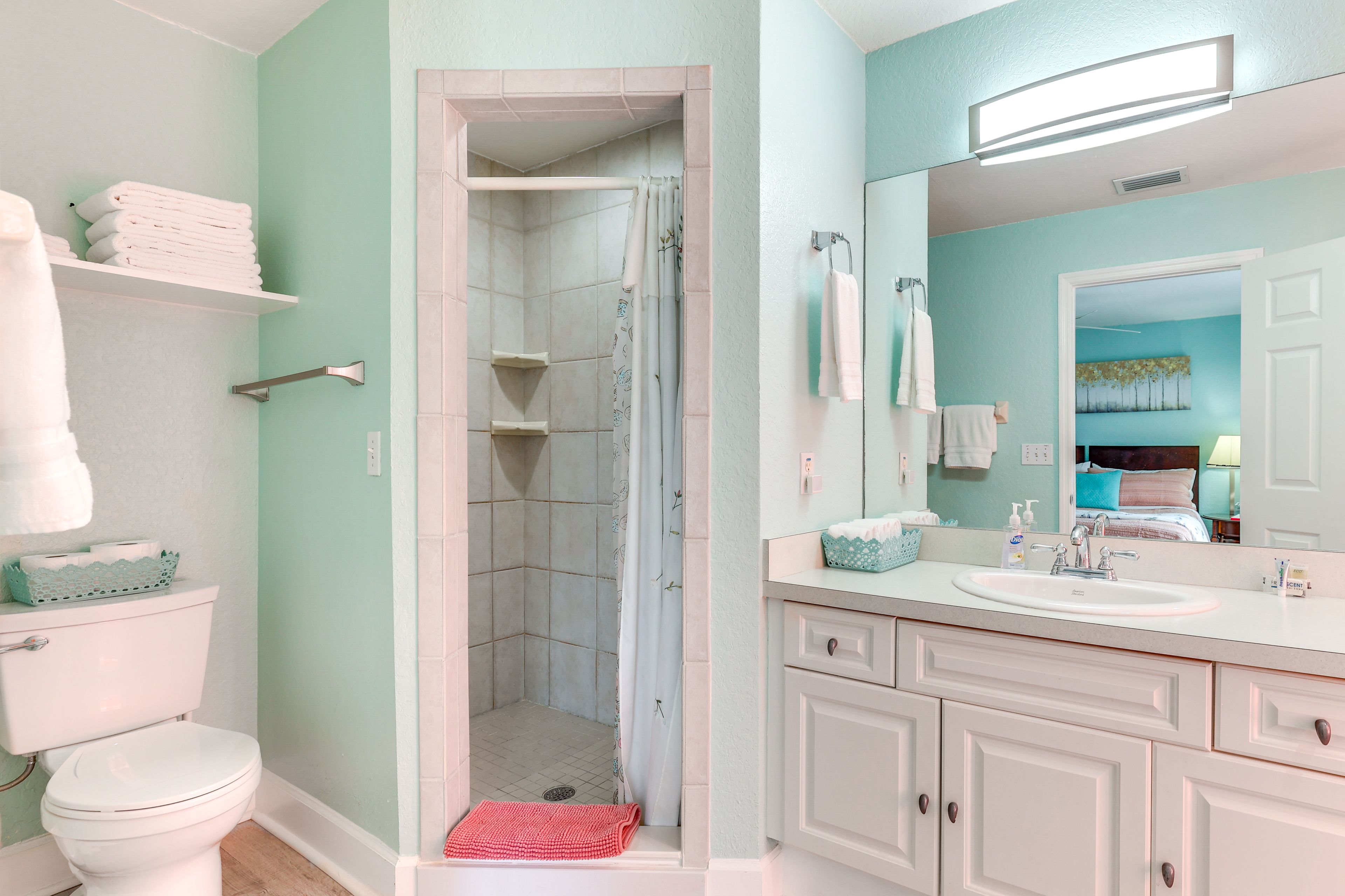 Full Bathroom | Towels Provided | Complimentary Toiletries