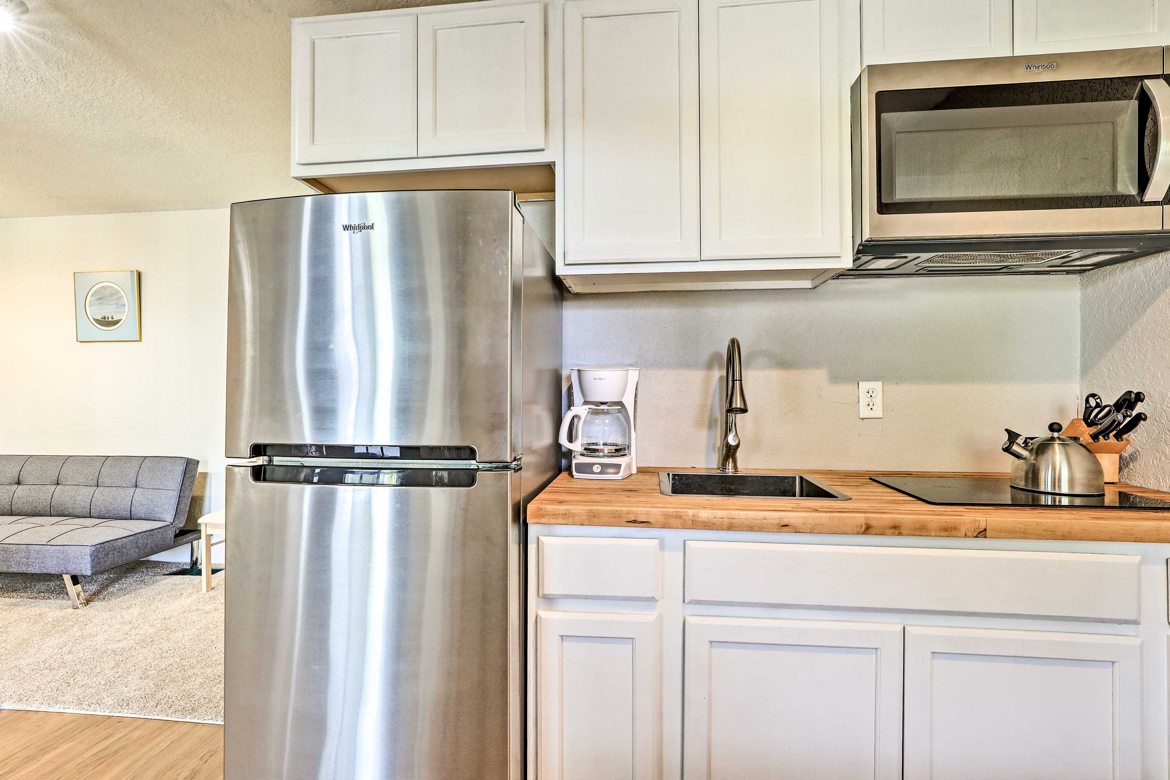 Kitchenette | Dishware/Flatware