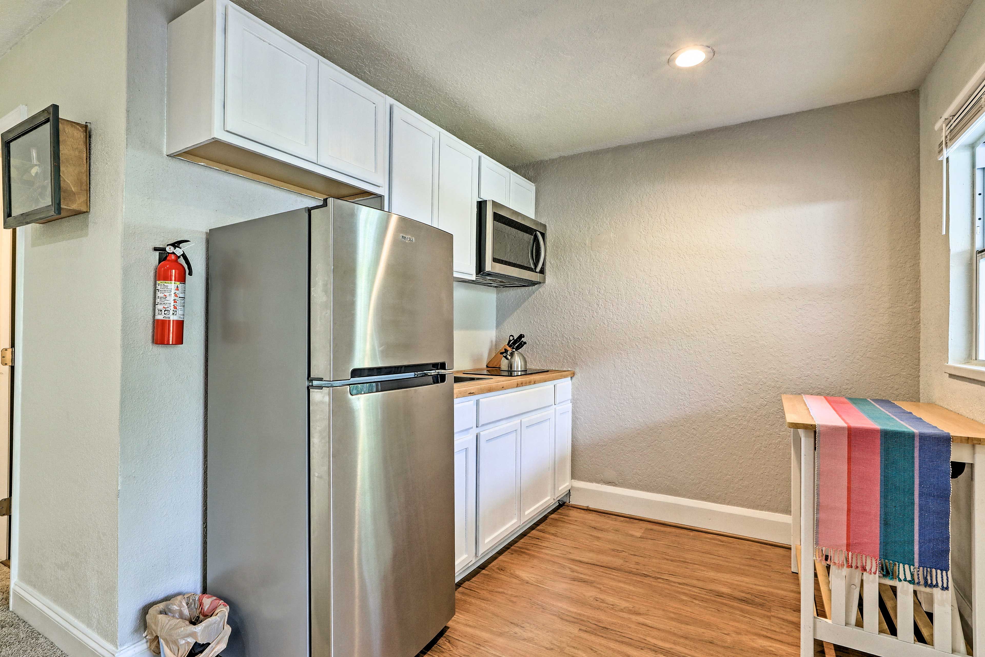 Kitchenette | Well-Equipped w/ Cooking Basics