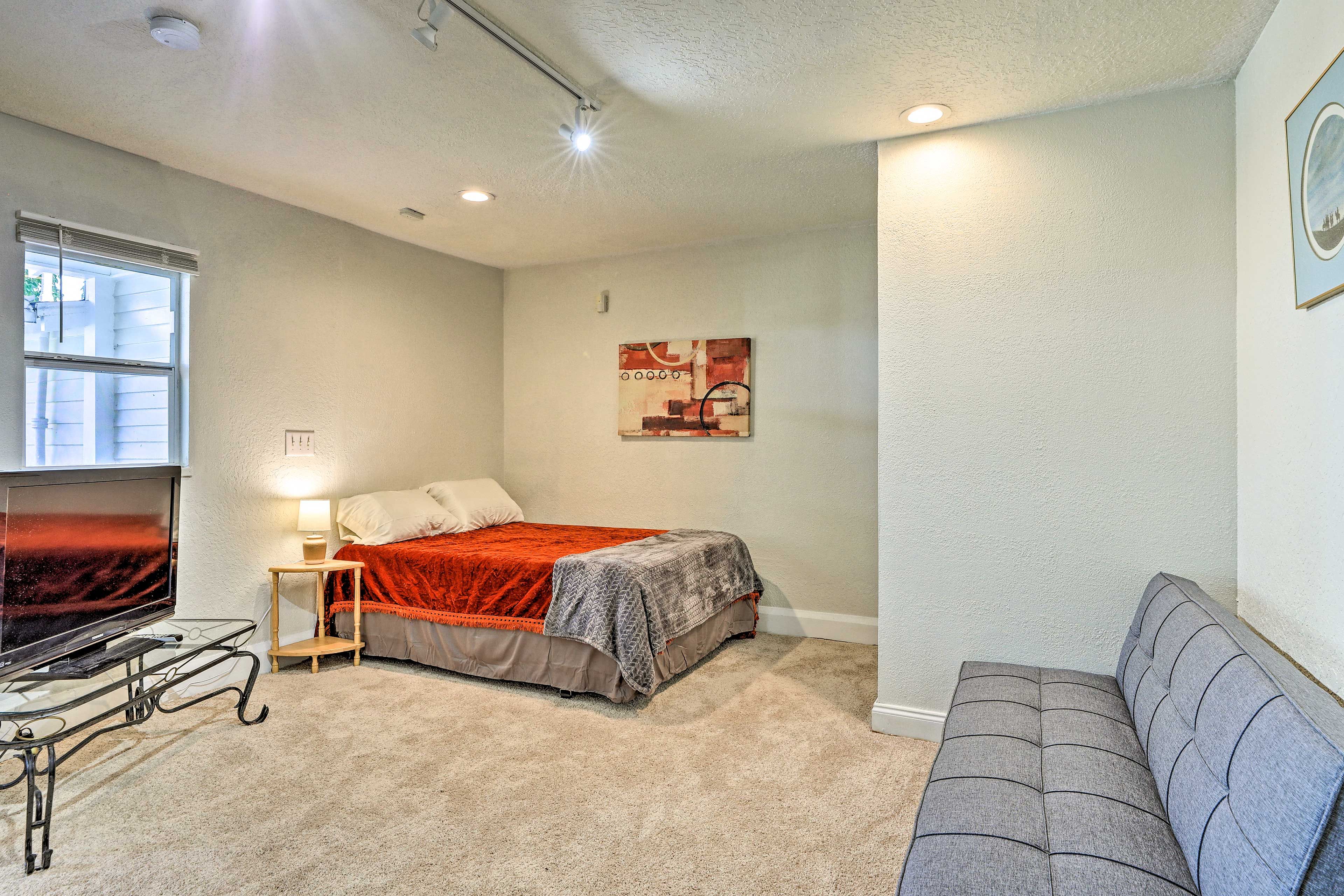 Haines City Vacation Rental | Studio | 1BA | 400 Sq Ft | Entry Stairs Required