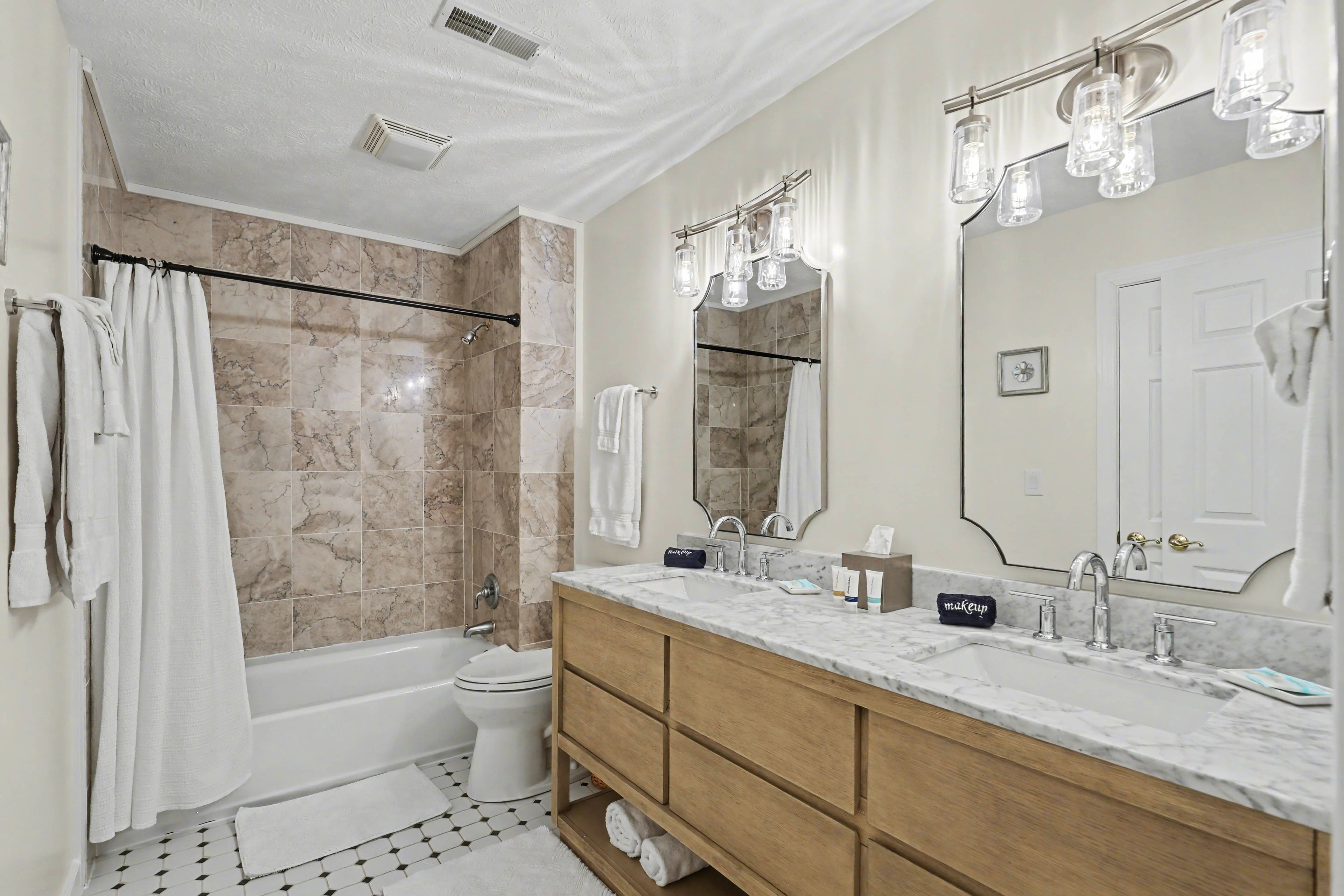 Full Bathroom | Towels Provided