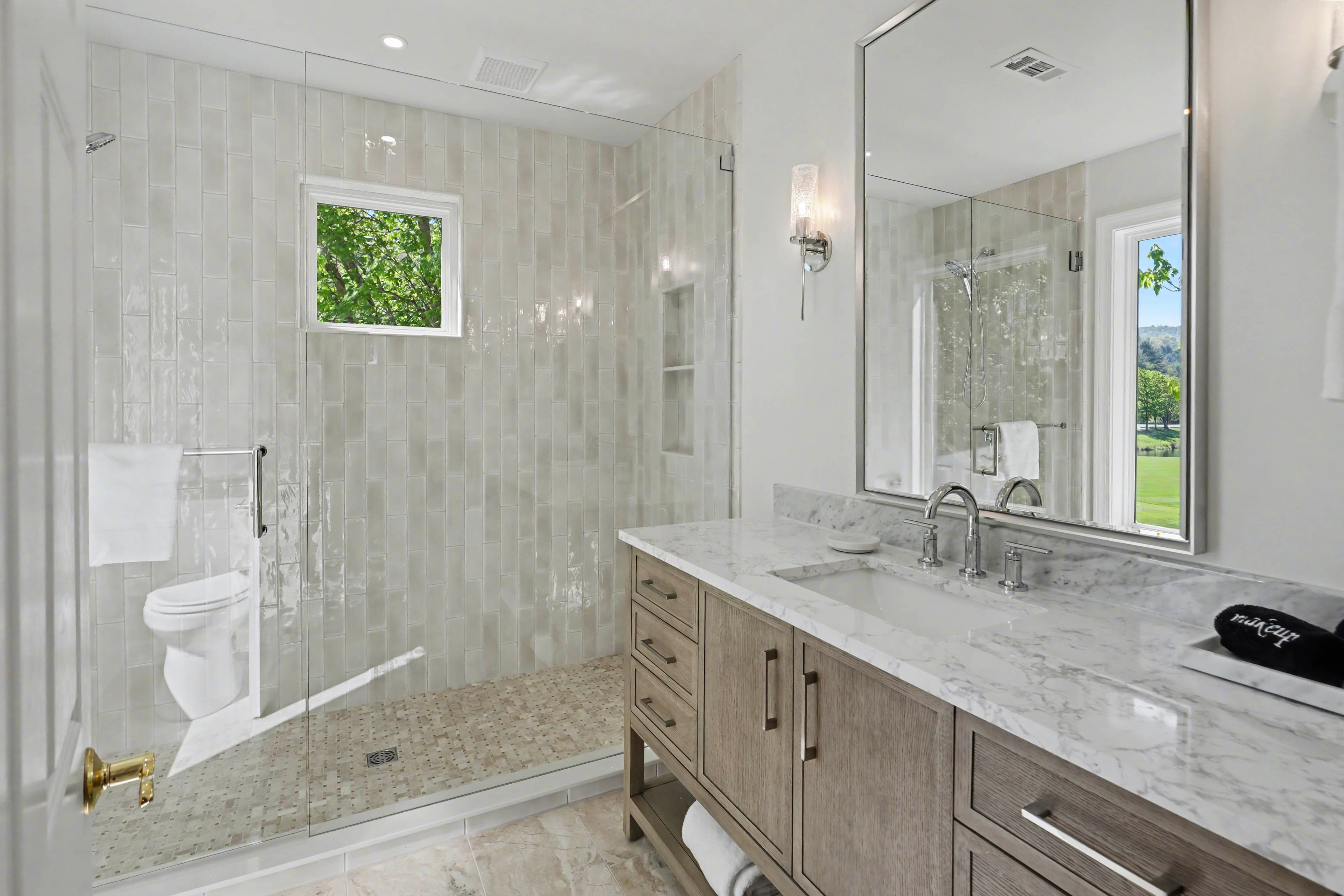 Full Bathroom | Towels Provided