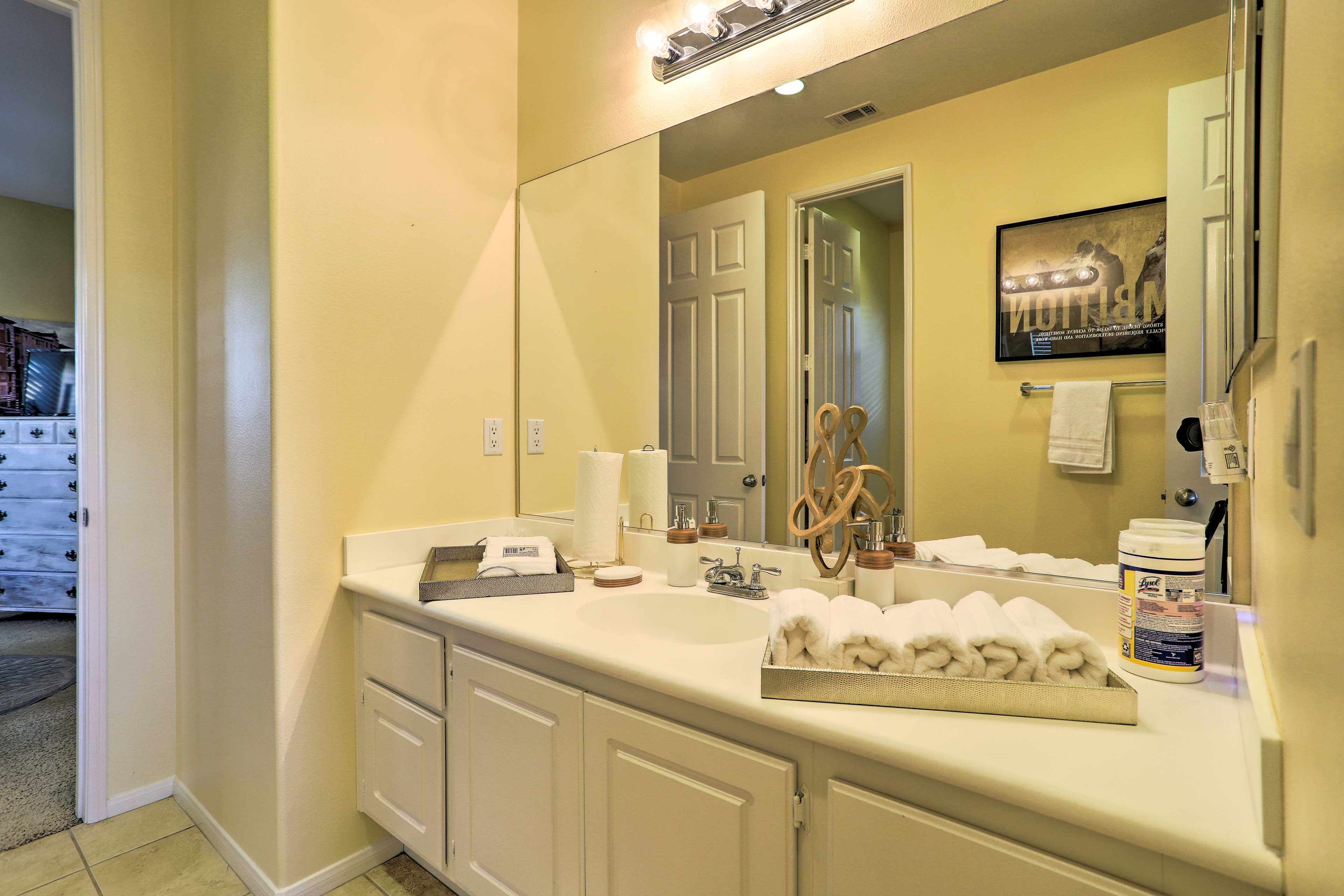 Shared En-Suite Bathroom | Shower/Tub Combo