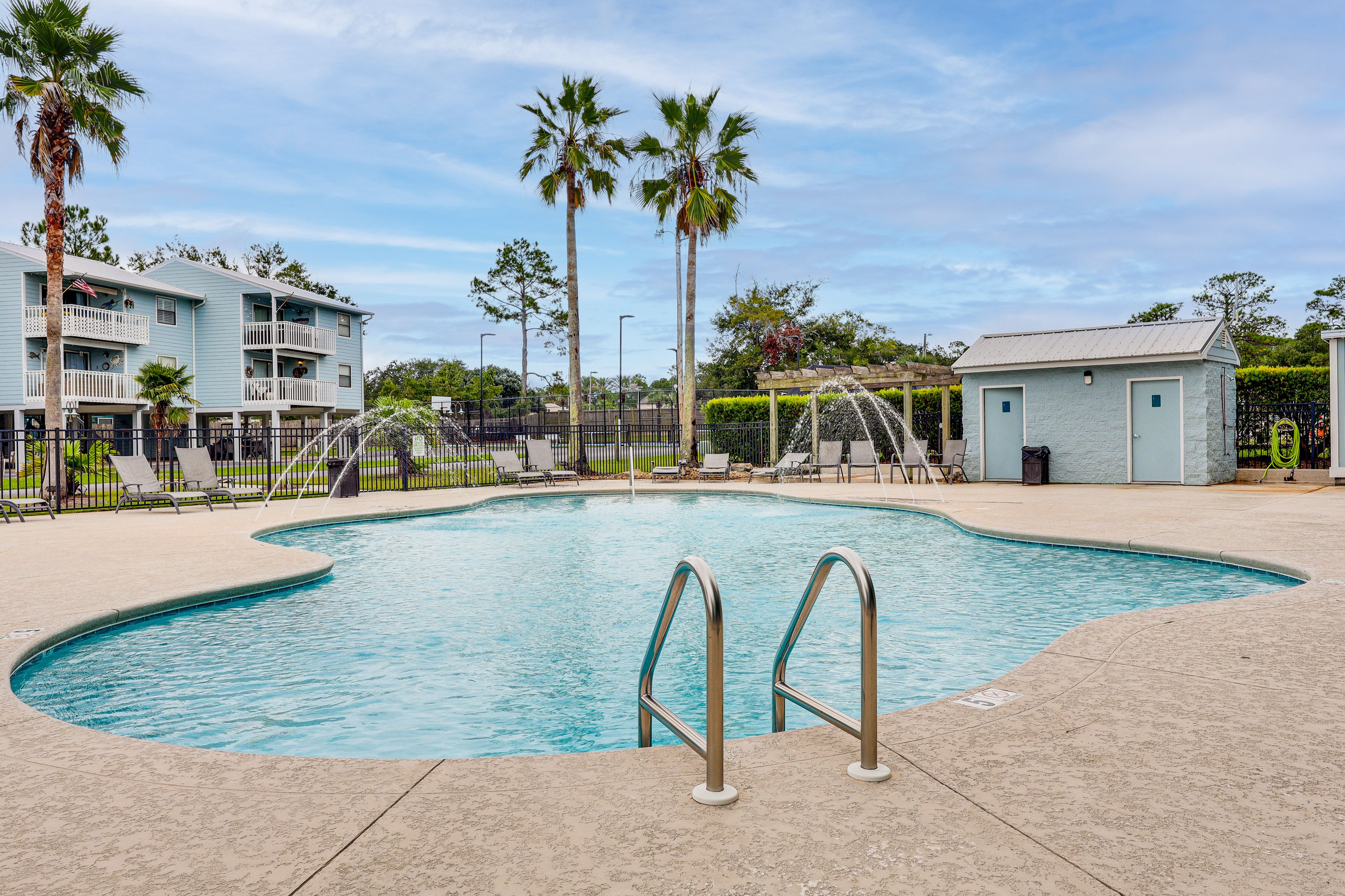 Bayview Condos Community Amenities | Outdoor Pool