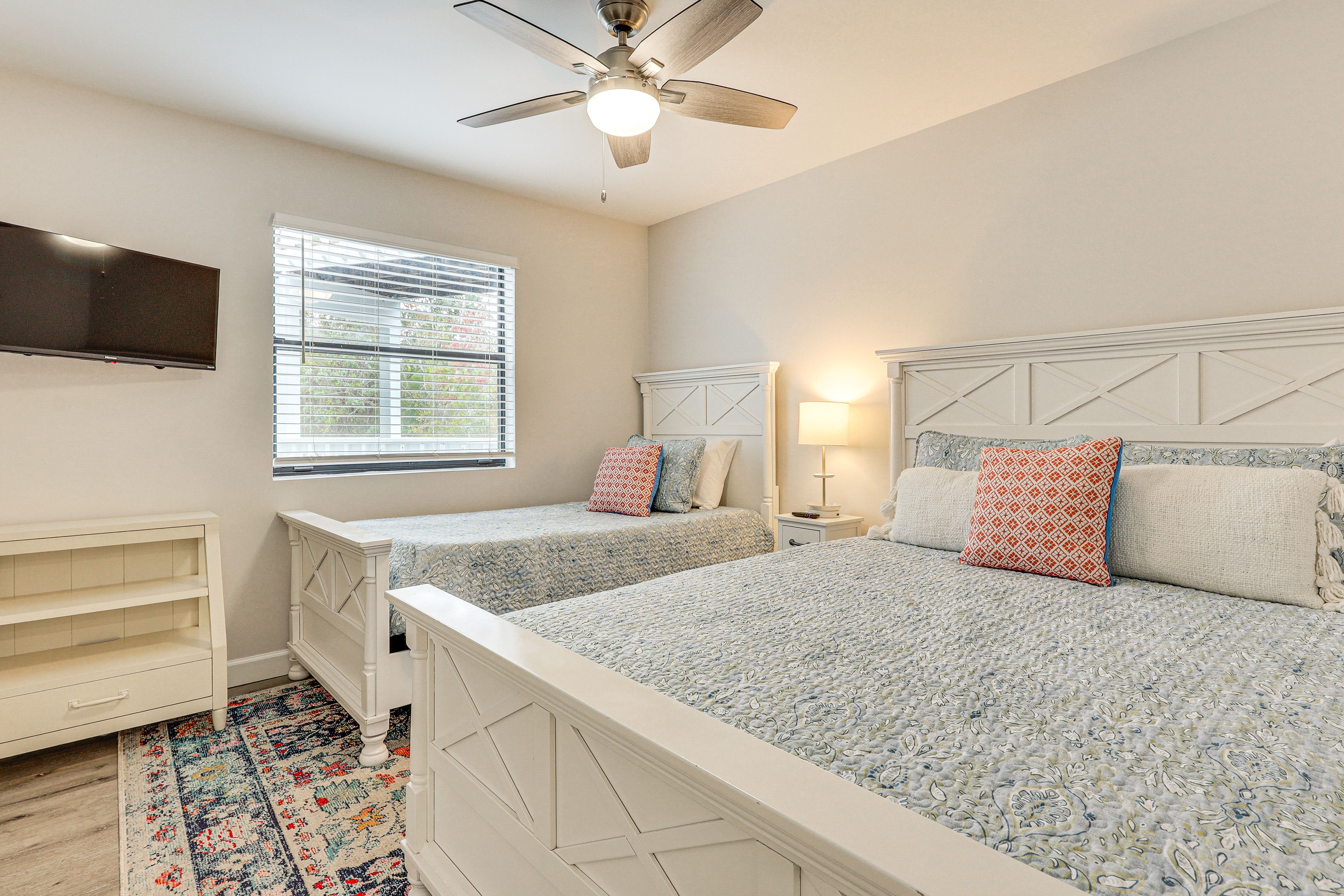 Bedroom 2 | Queen Bed | Twin Bed | Smart TV