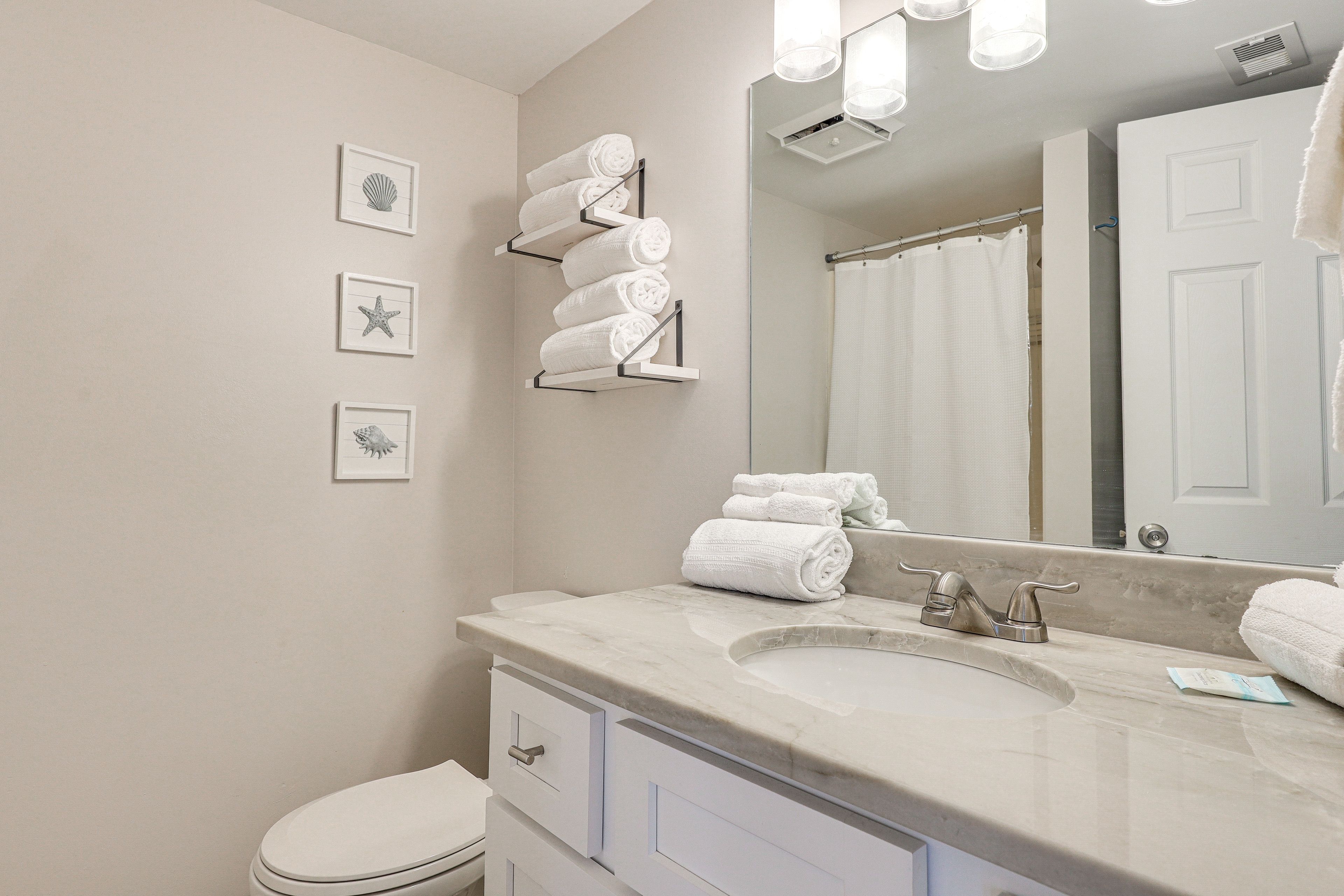 Full Bathroom | Towels & Linens Provided | Washer & Dryer