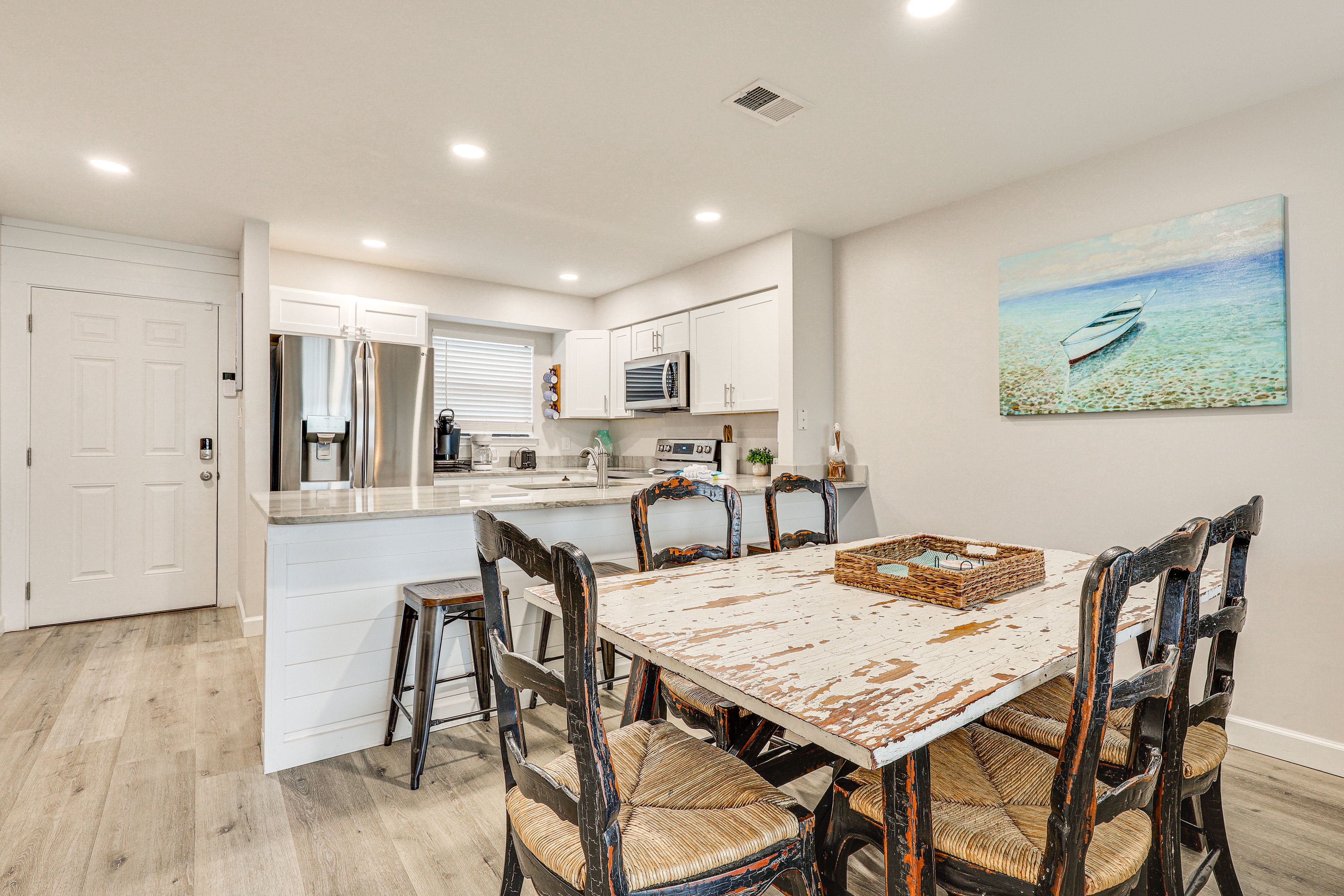 Dining Area | Dishes & Flatware Provided