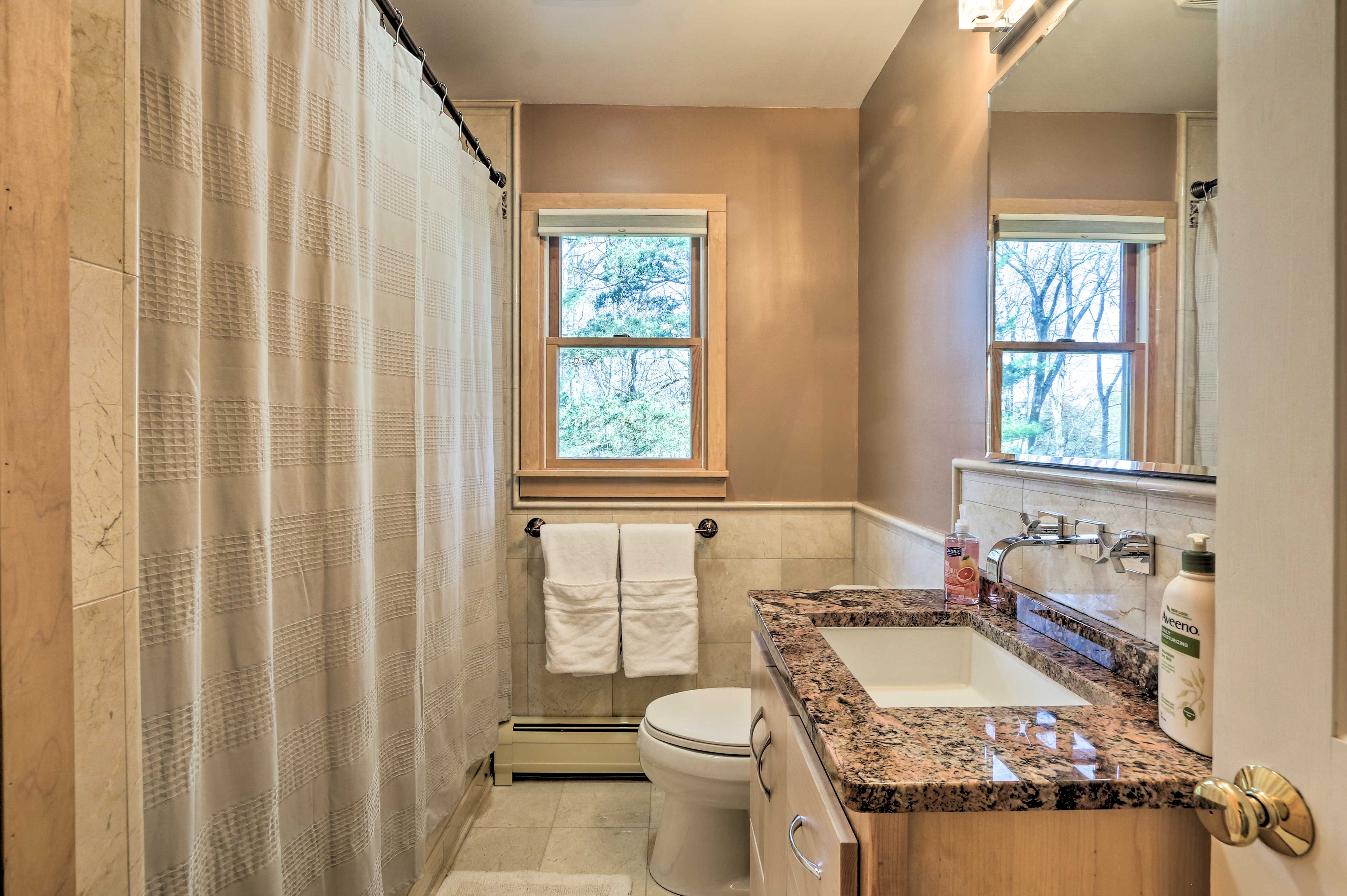 Full Bathroom | Shower/Tub Combo | Complimentary Toiletries