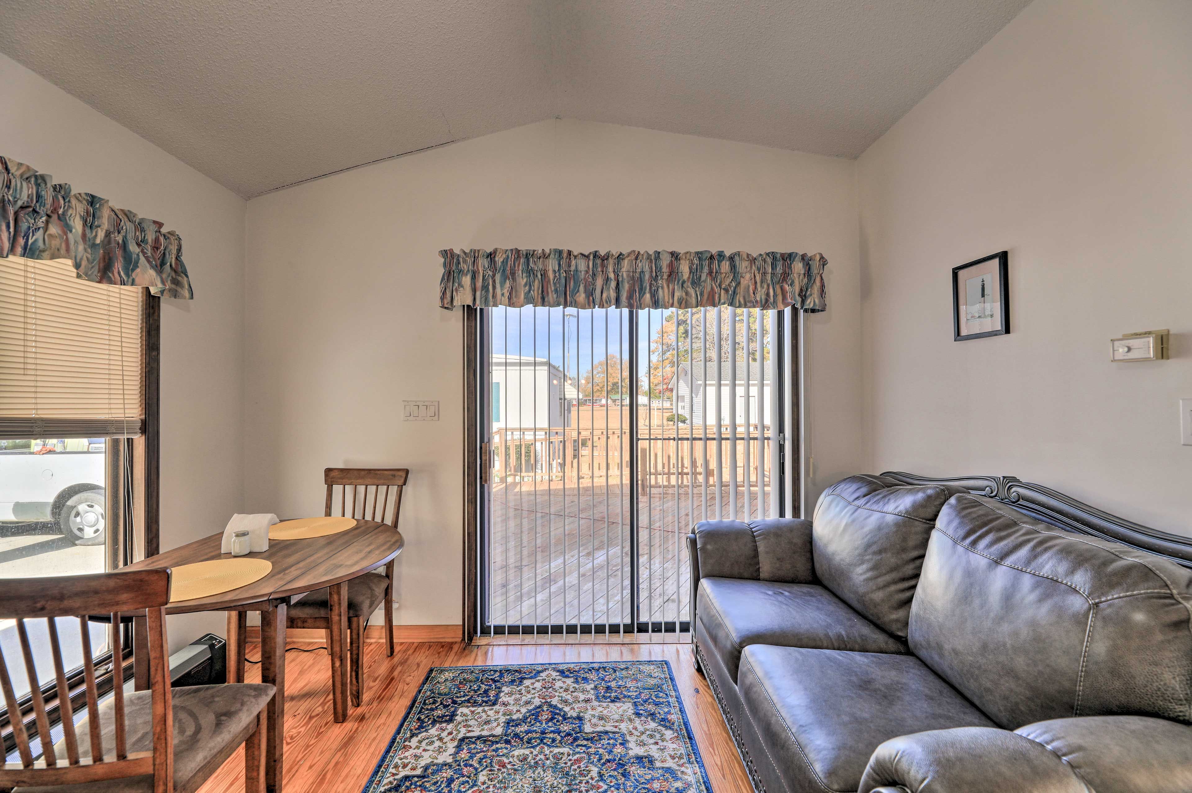 Dining Area | Dishware & Flatware Provided