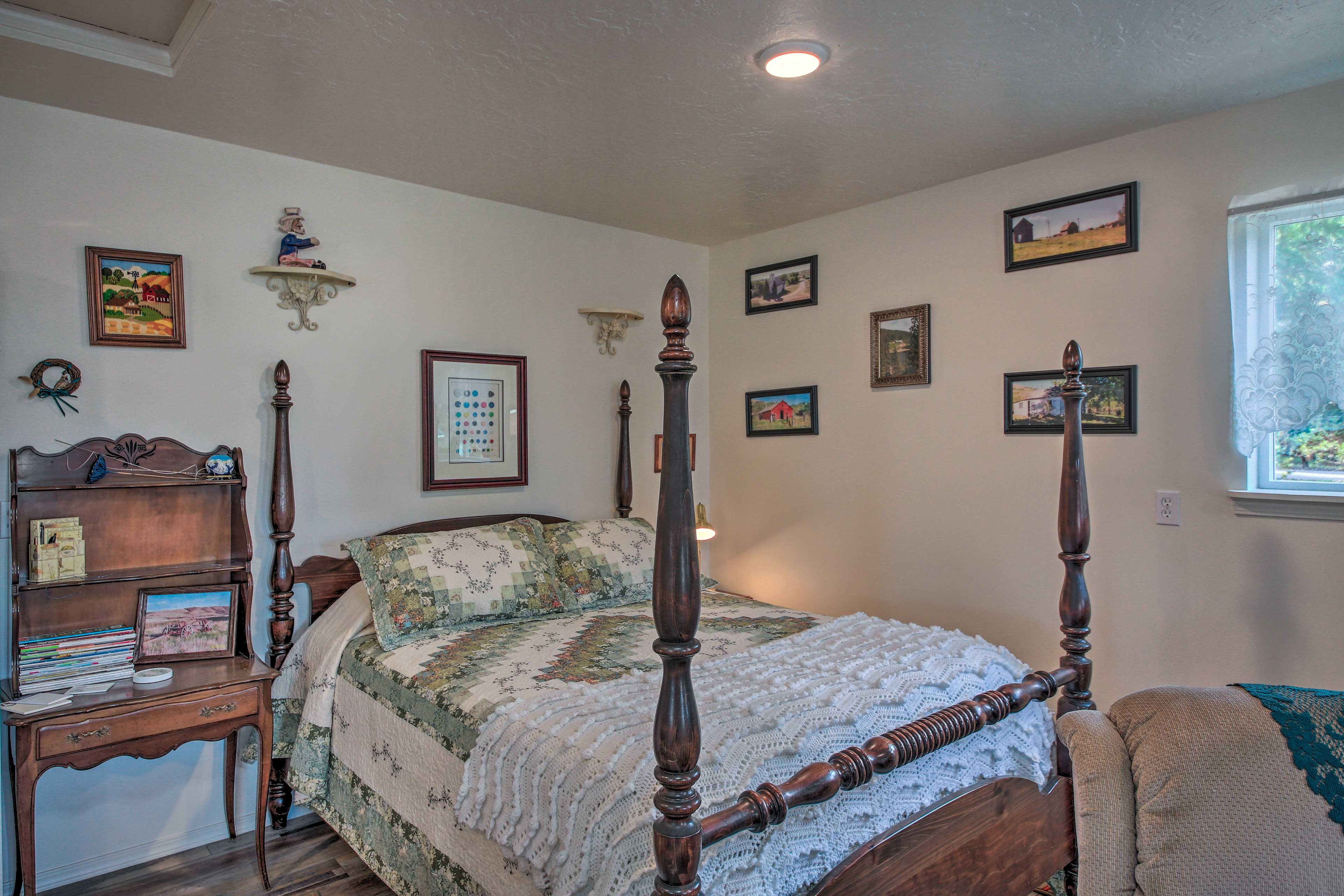 Studio | Queen Bed | Linens & Towels Provided
