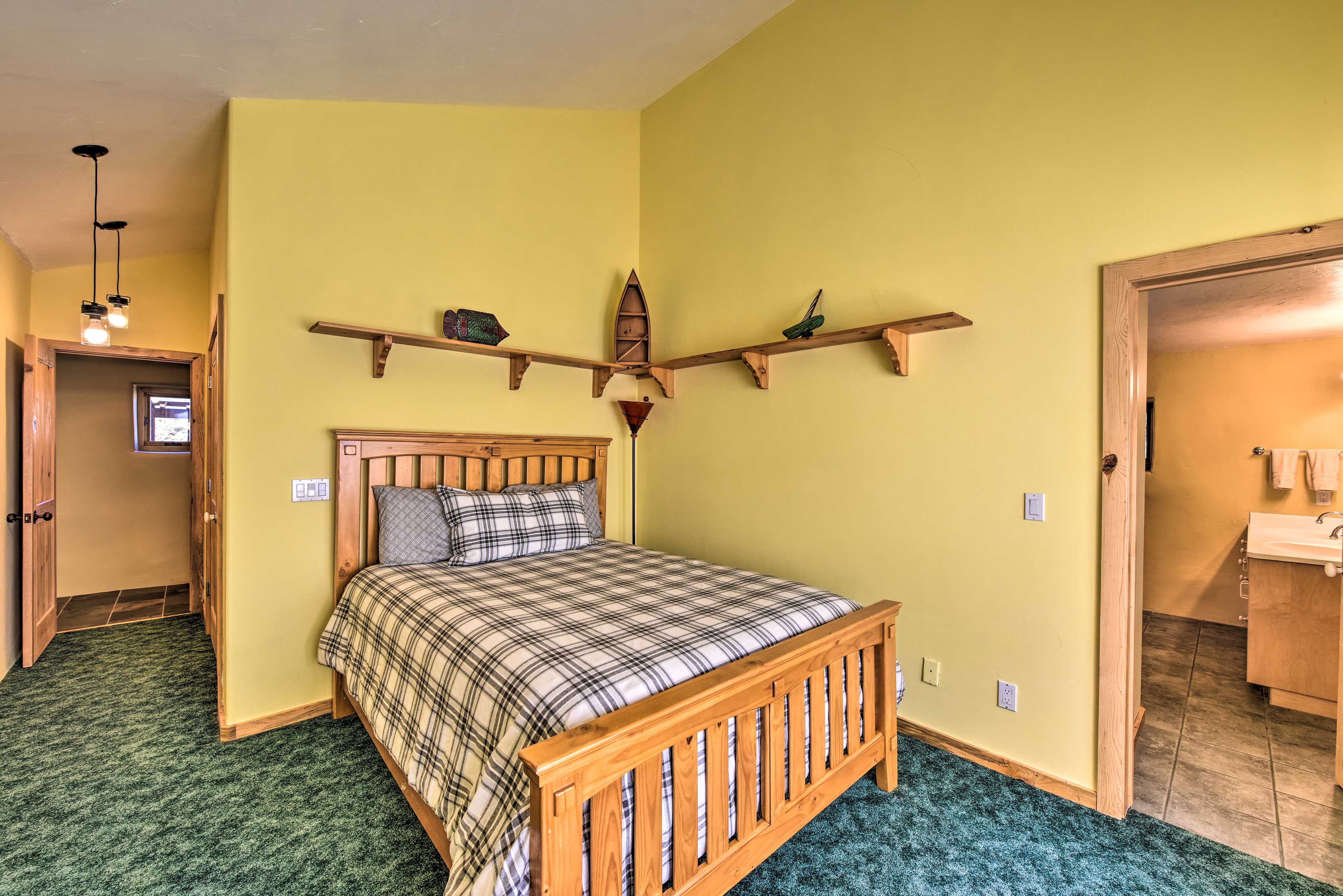 Bedroom 2 | Attached to Full Jack-and-Jill Bathroom