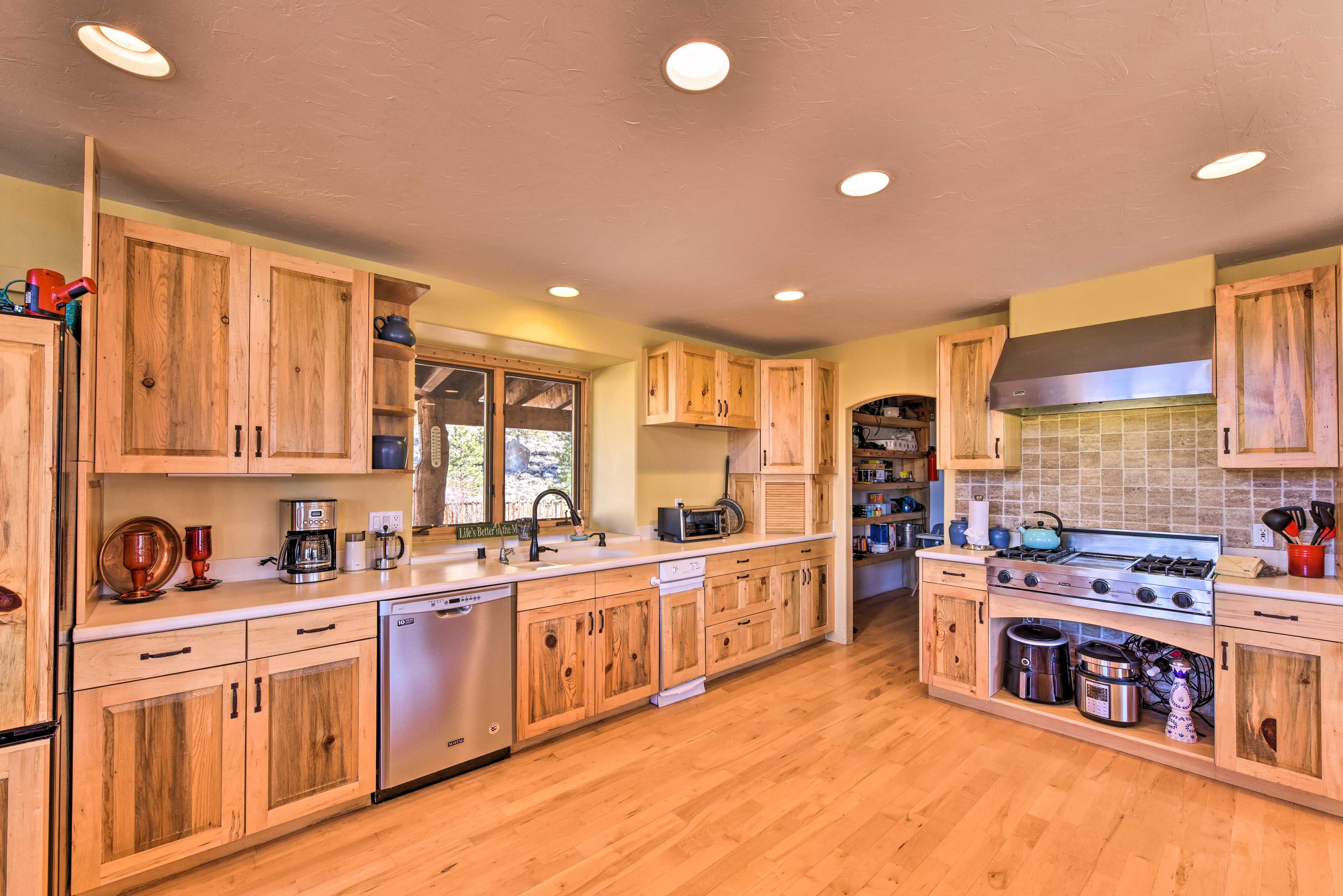 Kitchen | Walk-In Pantry | High Chair Available | Toaster | Coffee Grinder