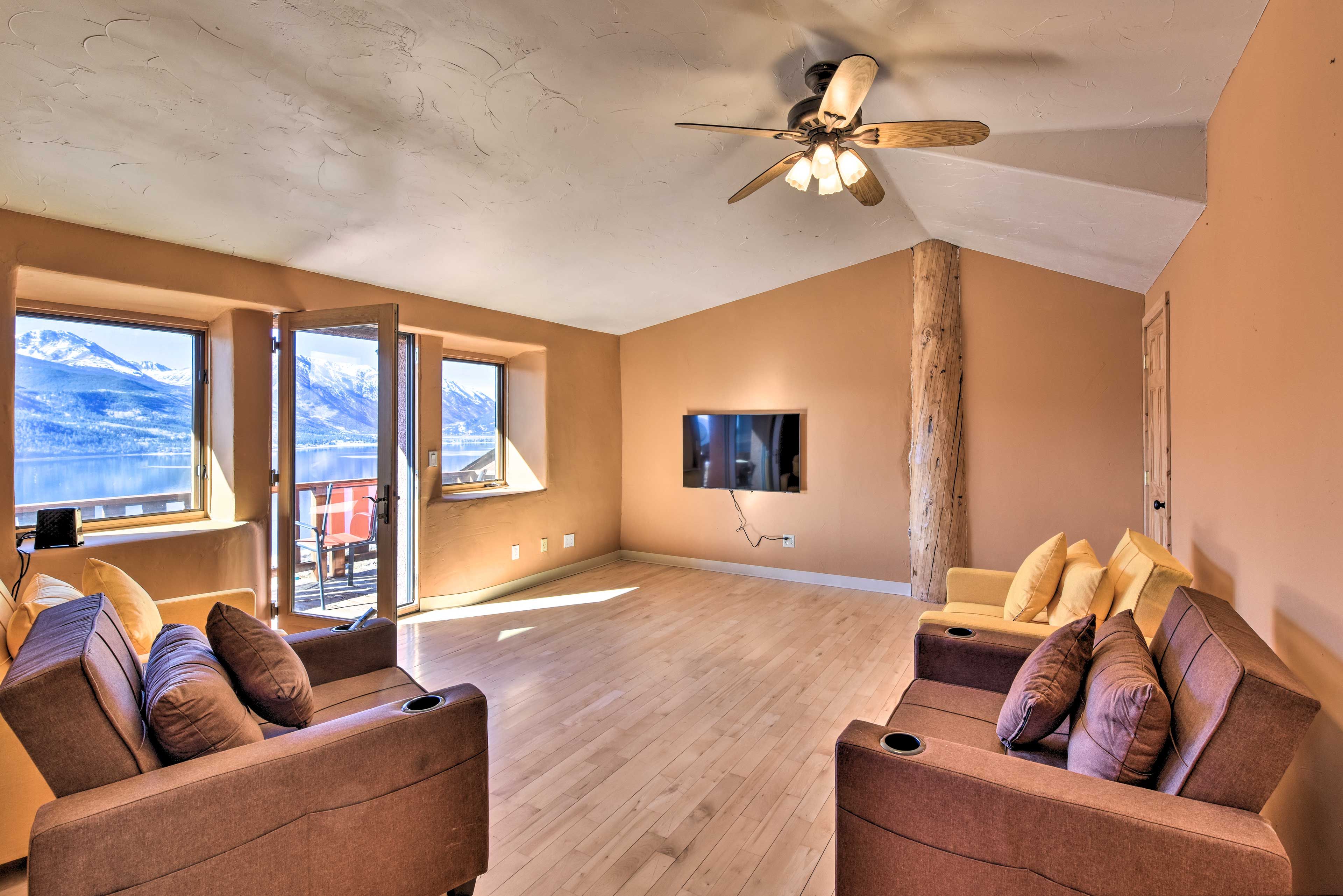 Studio | Upper Floor | 4 Twin Futons | Smart TV