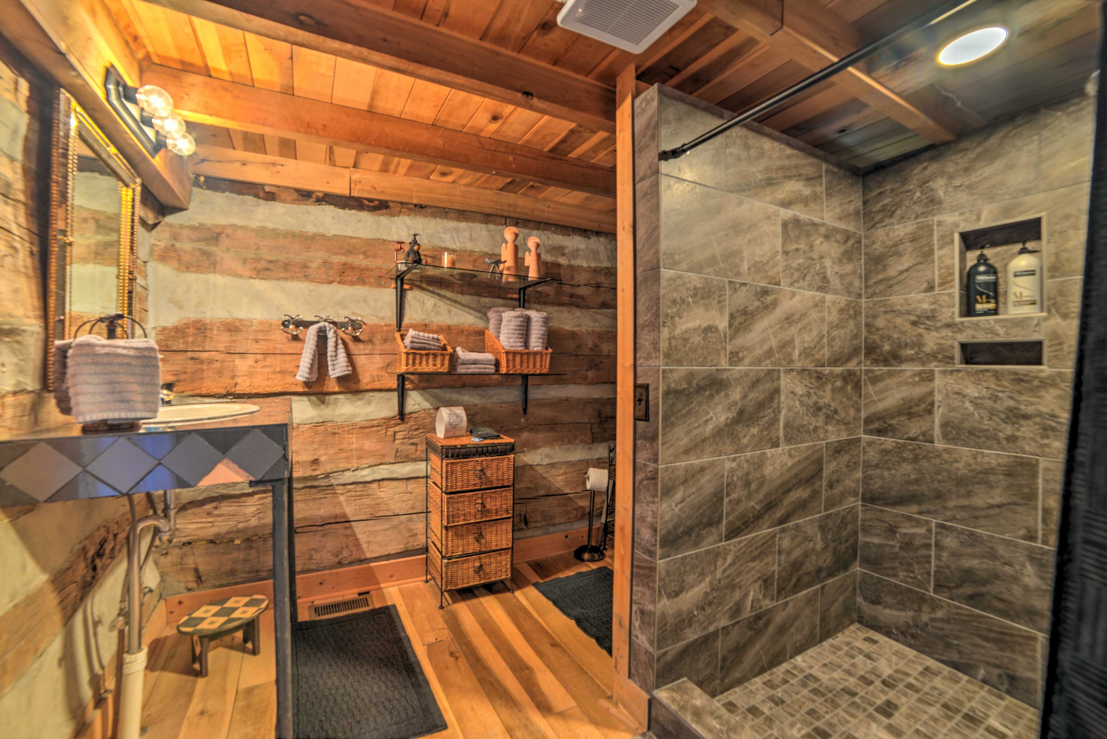 Full Bathroom | Towels Provided
