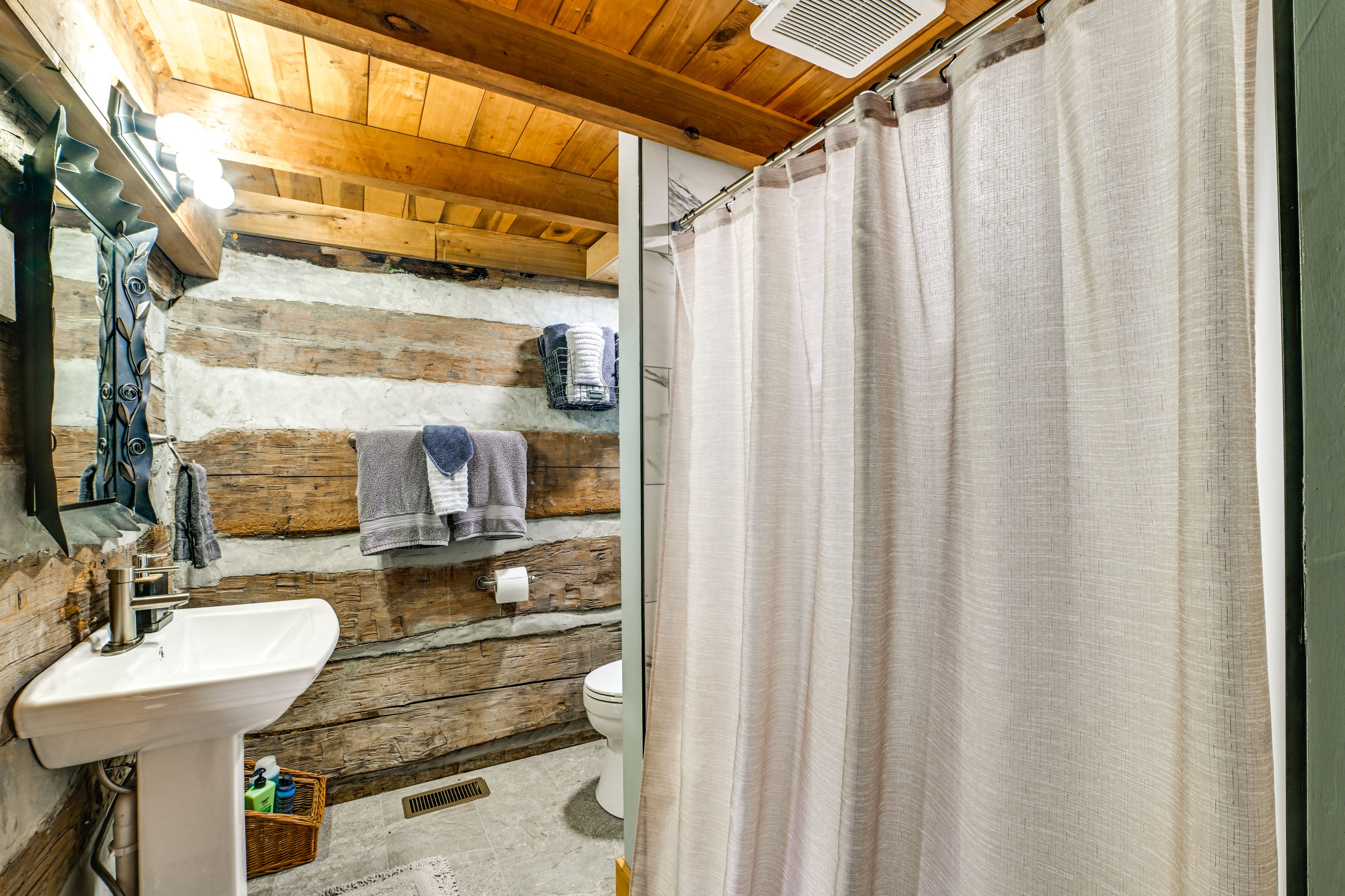 Full Bathroom | Towels Provided