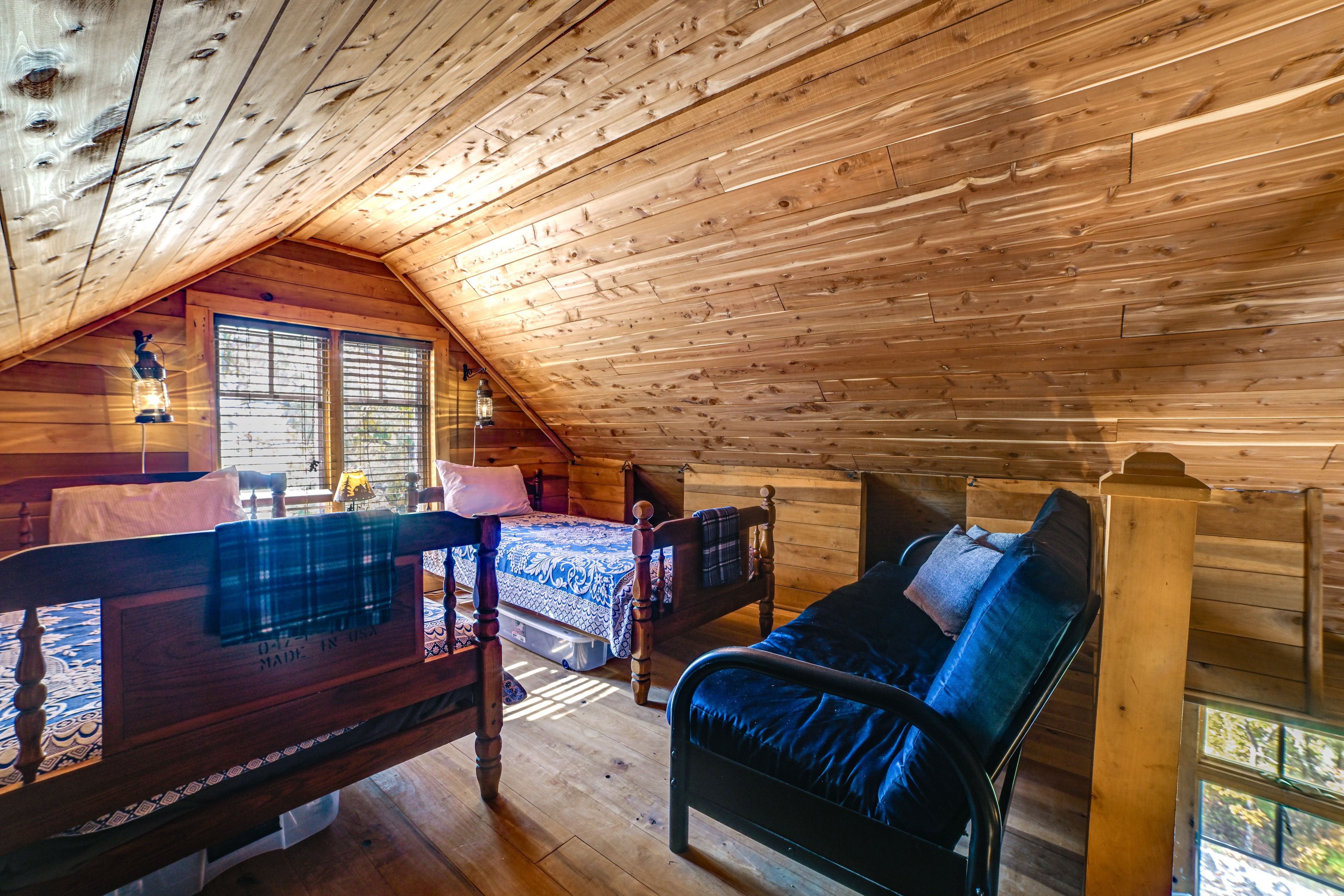 Loft | 2 Twin Beds | Futon