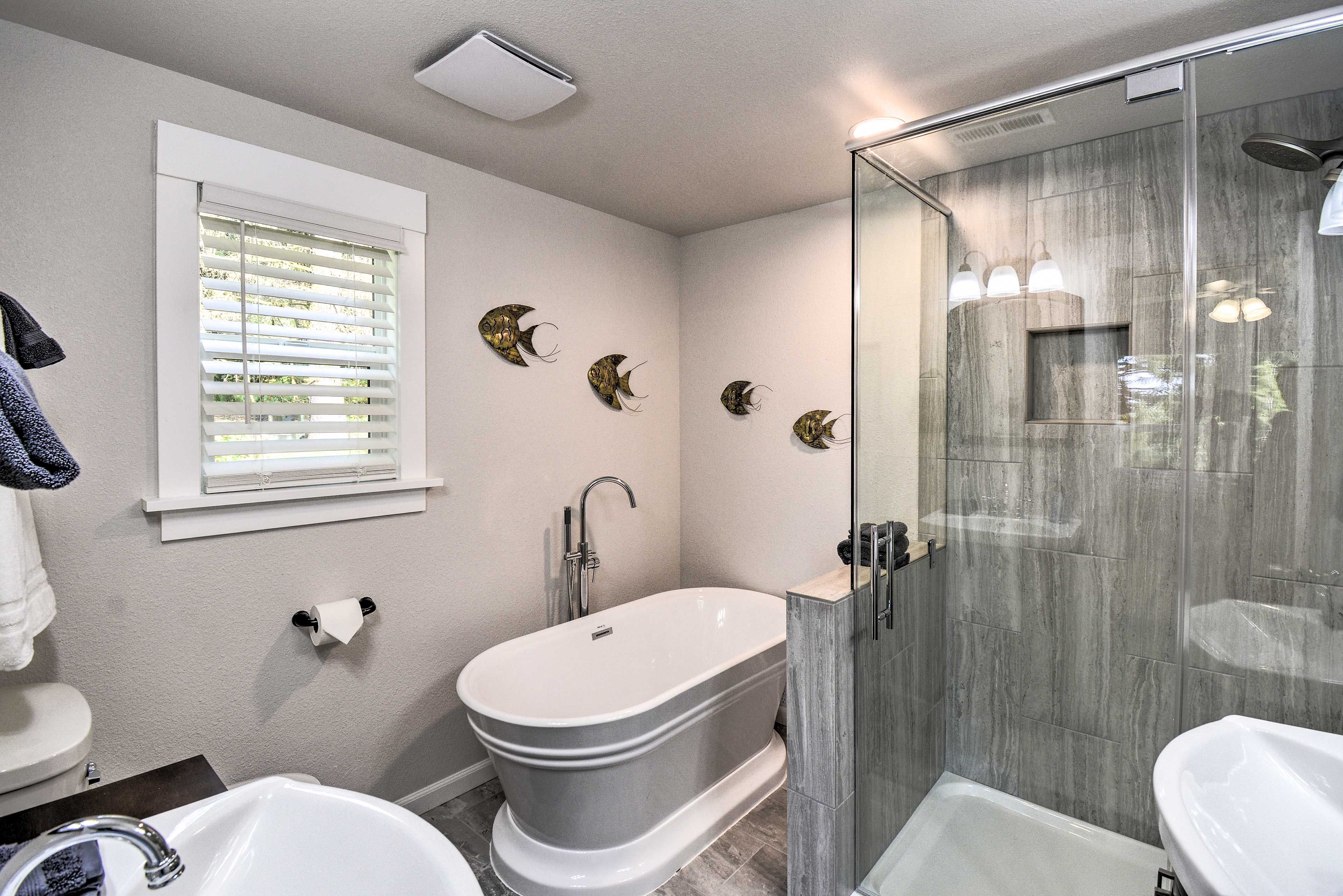 En-Suite Bathroom | Linens & Towels Provided