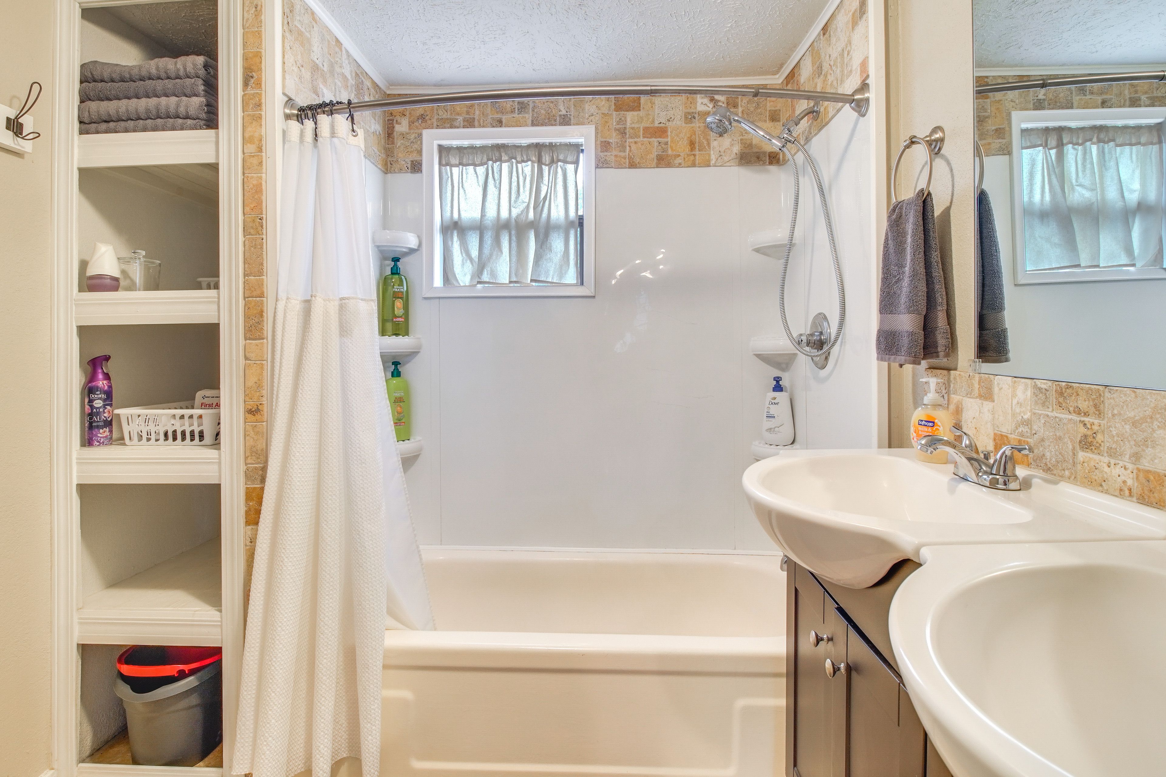 Full Bathroom | Complimentary Toiletries | Towels Provided