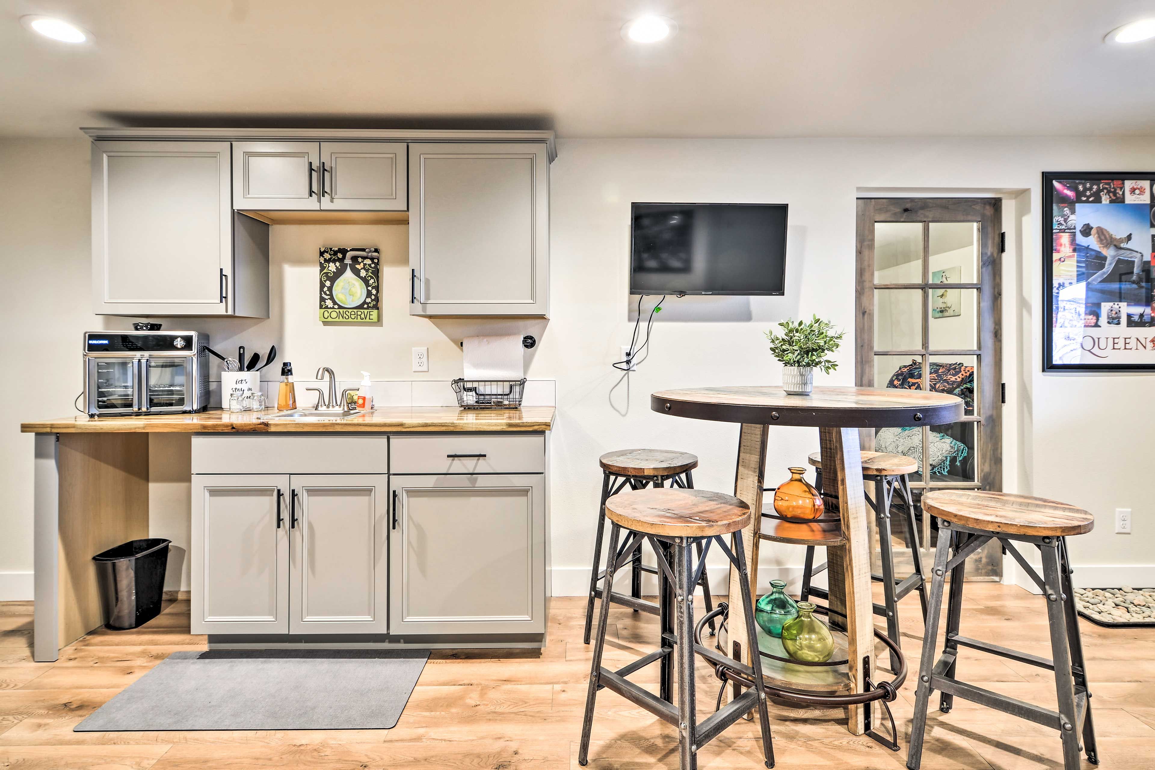 Kitchenette | Dishware/Flatware
